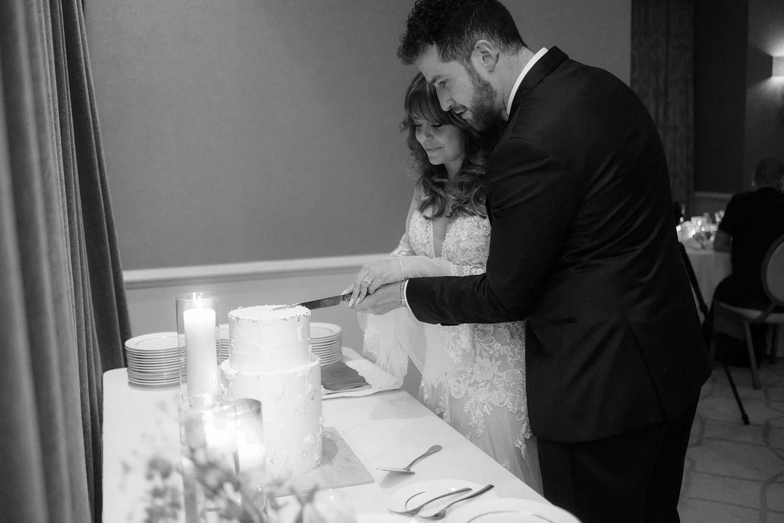 Andrea and Damian’s elegant wedding at The Ritz-Carlton Montreal was flawlessly planned by @stori.events and team. Captured by @kristina.bastien, the day featured stunning details, beautiful styling, and expert hair and makeup by @vanessaintrevado An