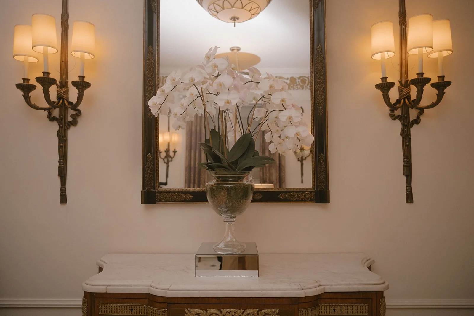 Andrea and Damian’s elegant wedding at The Ritz-Carlton Montreal was flawlessly planned by @stori.events and team. Captured by @kristina.bastien, the day featured stunning details, beautiful styling, and expert hair and makeup by @vanessaintrevado An