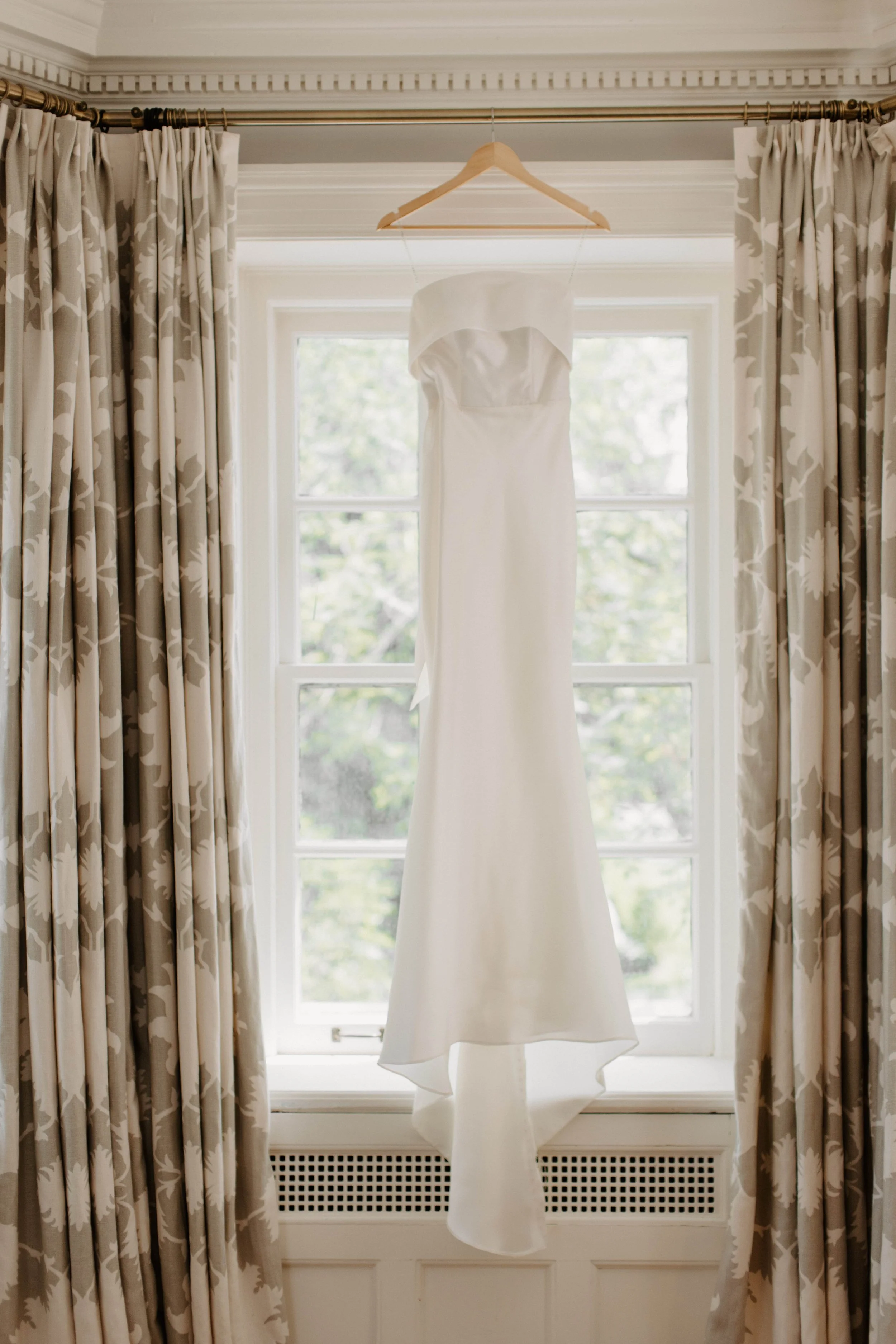 The ultimate power couple, former Canadian Track and Field star, Sarah Wells and Canadian Rower, Blake Parsons tie the knot at the historic Graydon Hall Manor! ⠀
 ⠀
Venue – @graydonhallmanor
Event Planners - @stori.events @jessylalancette @laurencedi