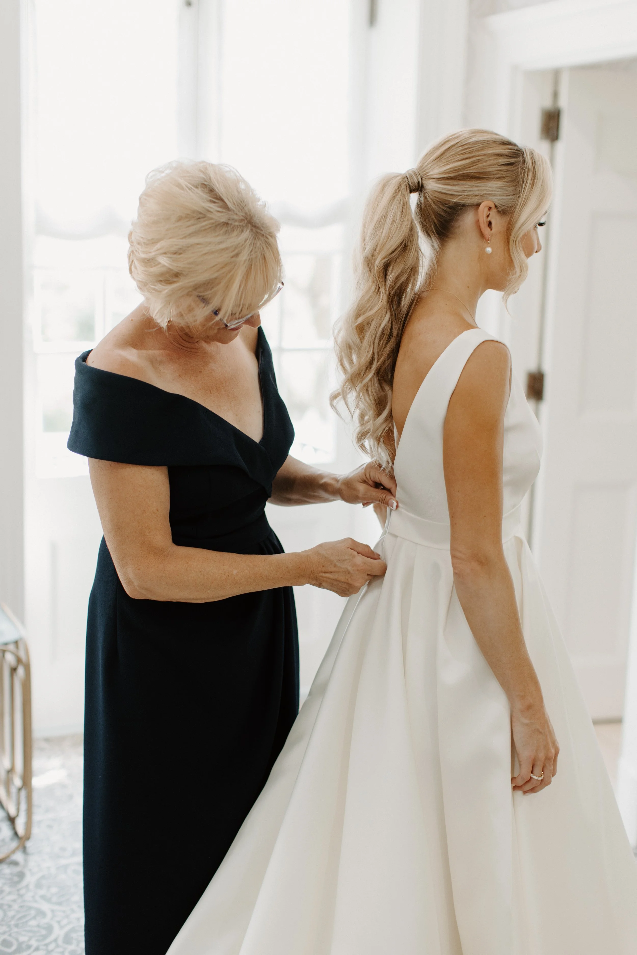 The ultimate power couple, former Canadian Track and Field star, Sarah Wells and Canadian Rower, Blake Parsons tie the knot at the historic Graydon Hall Manor! ⠀
 ⠀
Venue – @graydonhallmanor
Event Planners - @stori.events @jessylalancette @laurencedi