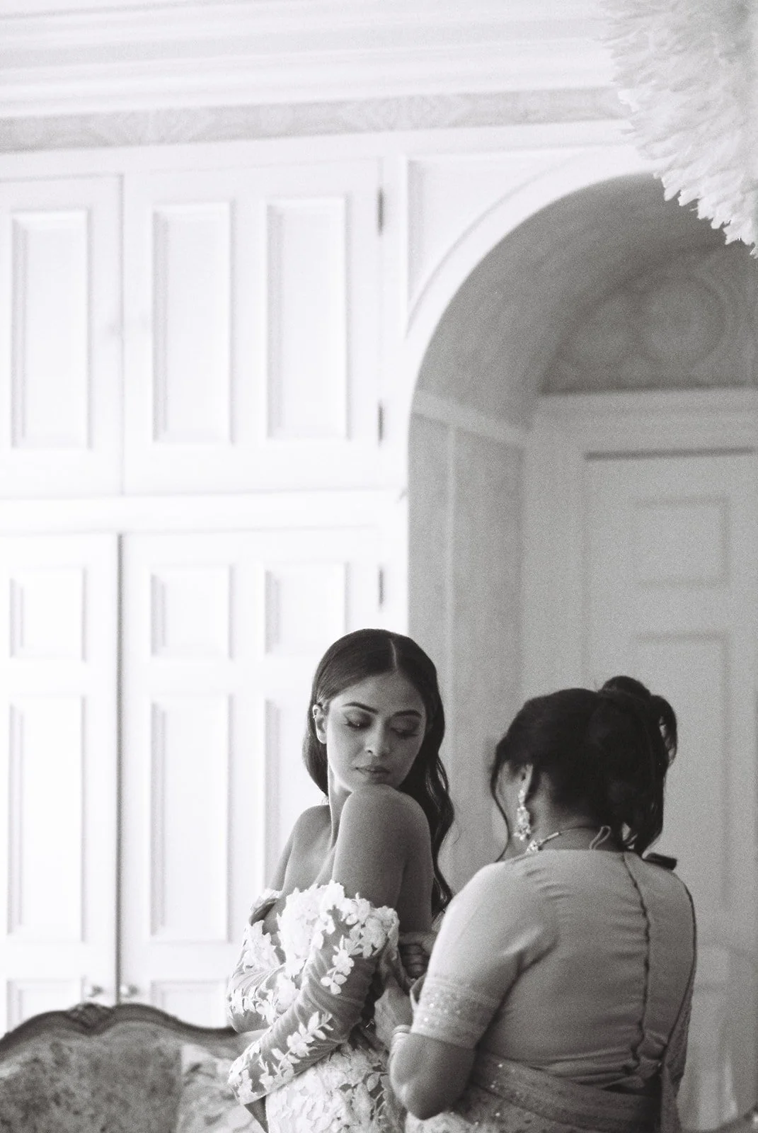 A collision of art and nature against an expansive garden and a timeless manor.

A romantic wedding that spills with elegance and style in its nuances of texture brought to life by sculptural blooms and candle light.

Venue - @graydonhallmanor
Event 