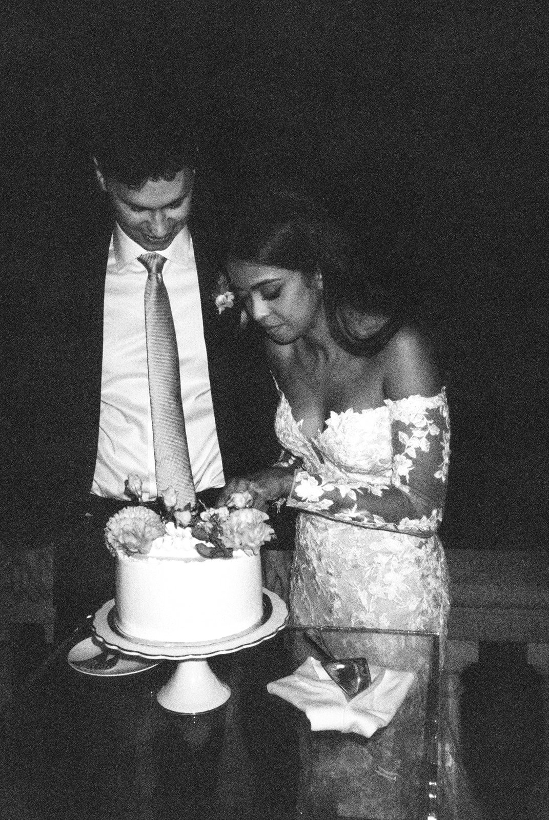 A collision of art and nature against an expansive garden and a timeless manor.

A romantic wedding that spills with elegance and style in its nuances of texture brought to life by sculptural blooms and candle light.

Venue - @graydonhallmanor
Event 