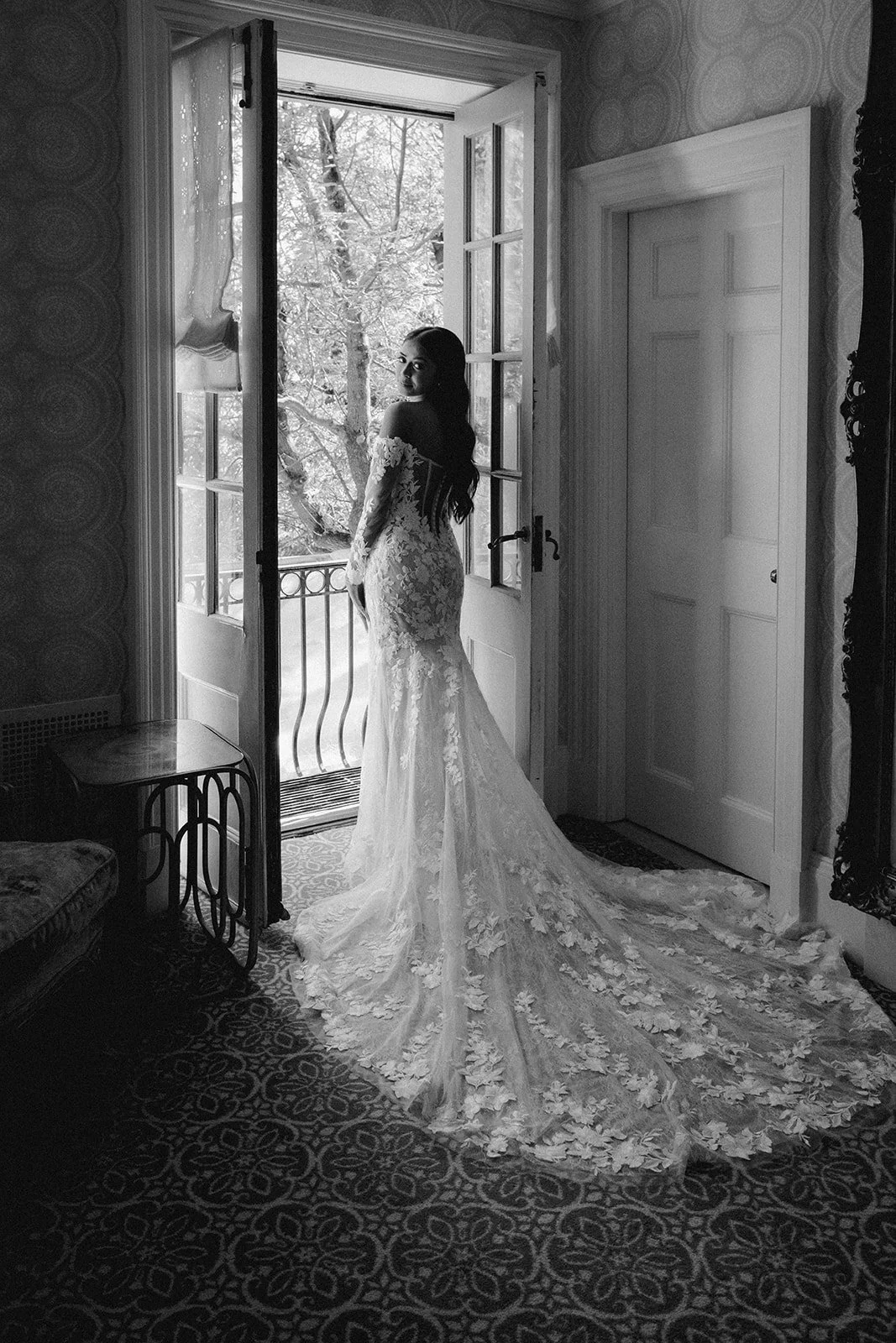 A collision of art and nature against an expansive garden and a timeless manor.

A romantic wedding that spills with elegance and style in its nuances of texture brought to life by sculptural blooms and candle light.

Venue - @graydonhallmanor
Event 