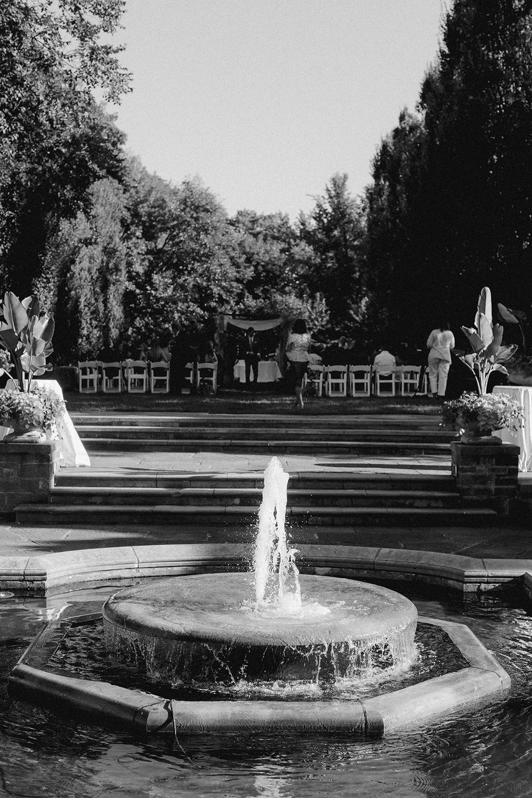 A collision of art and nature against an expansive garden and a timeless manor.

A romantic wedding that spills with elegance and style in its nuances of texture brought to life by sculptural blooms and candle light.

Venue - @graydonhallmanor
Event 