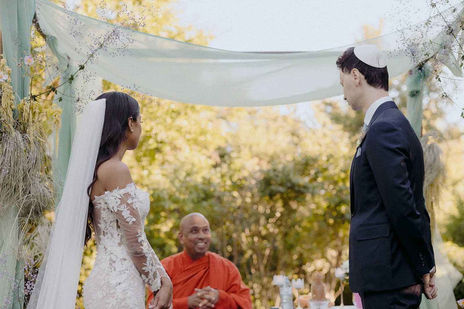 A collision of art and nature against an expansive garden and a timeless manor.

A romantic wedding that spills with elegance and style in its nuances of texture brought to life by sculptural blooms and candle light.

Venue - @graydonhallmanor
Event 