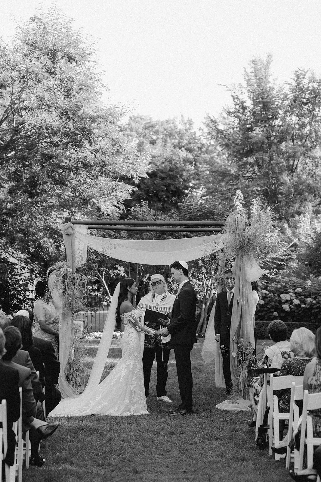 A collision of art and nature against an expansive garden and a timeless manor.

A romantic wedding that spills with elegance and style in its nuances of texture brought to life by sculptural blooms and candle light.

Venue - @graydonhallmanor
Event 