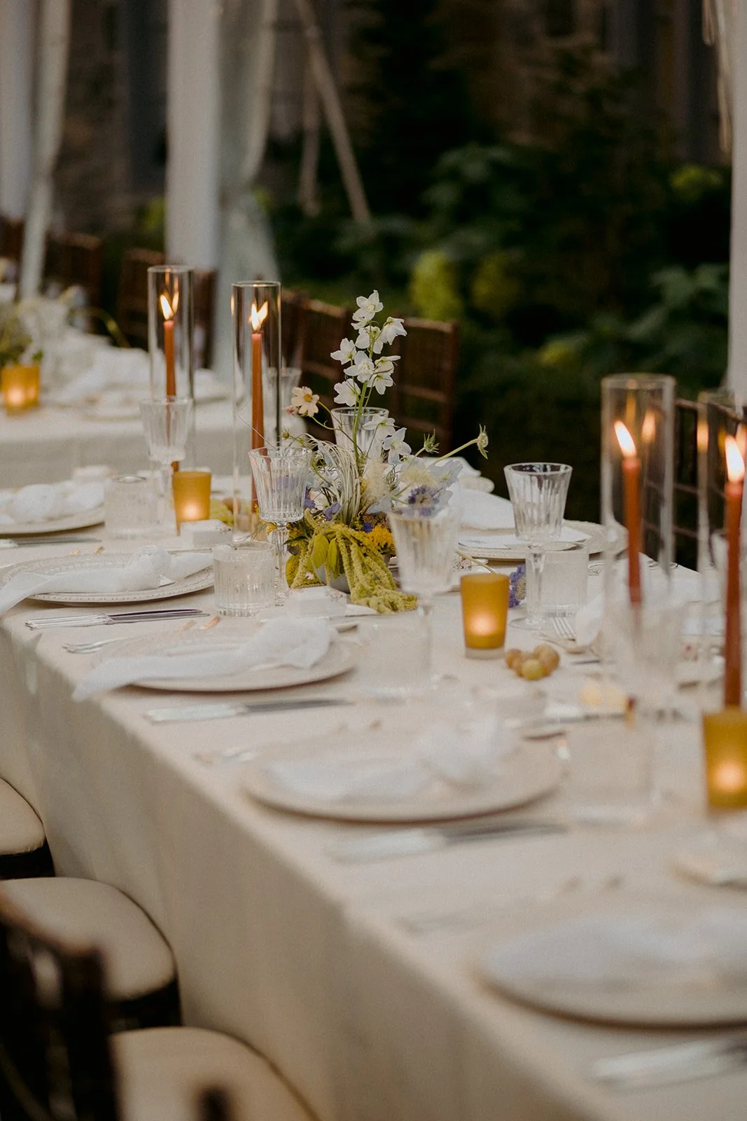 A collision of art and nature against an expansive garden and a timeless manor.

A romantic wedding that spills with elegance and style in its nuances of texture brought to life by sculptural blooms and candle light.

Venue - @graydonhallmanor
Event 