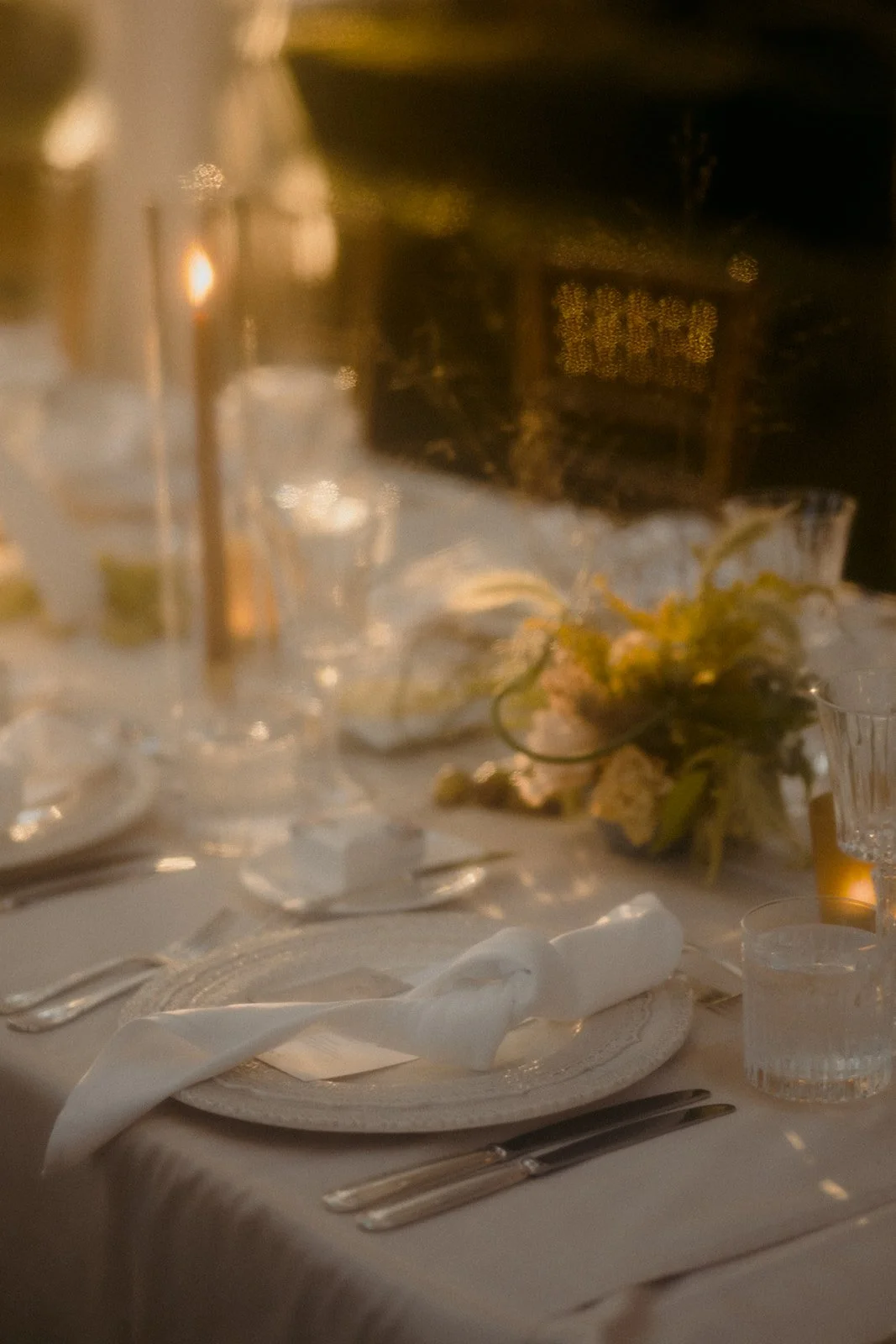 A collision of art and nature against an expansive garden and a timeless manor.

A romantic wedding that spills with elegance and style in its nuances of texture brought to life by sculptural blooms and candle light.

Venue - @graydonhallmanor
Event 