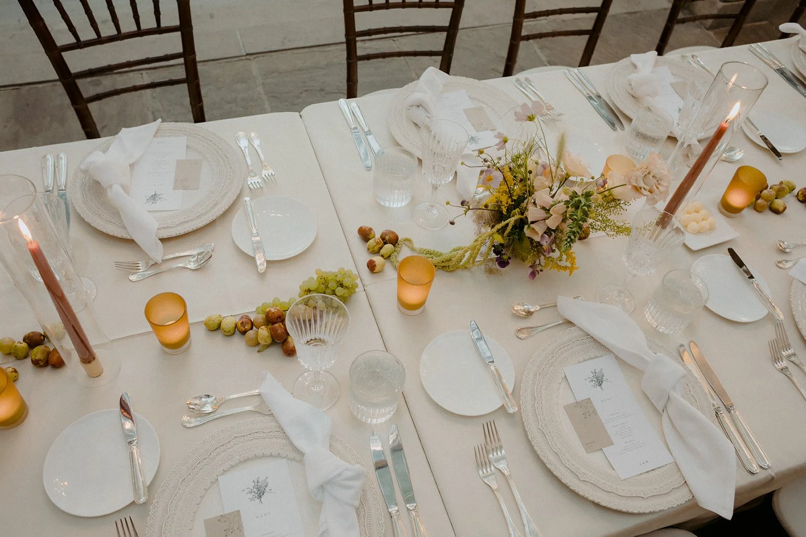 A collision of art and nature against an expansive garden and a timeless manor.

A romantic wedding that spills with elegance and style in its nuances of texture brought to life by sculptural blooms and candle light.

Venue - @graydonhallmanor
Event 