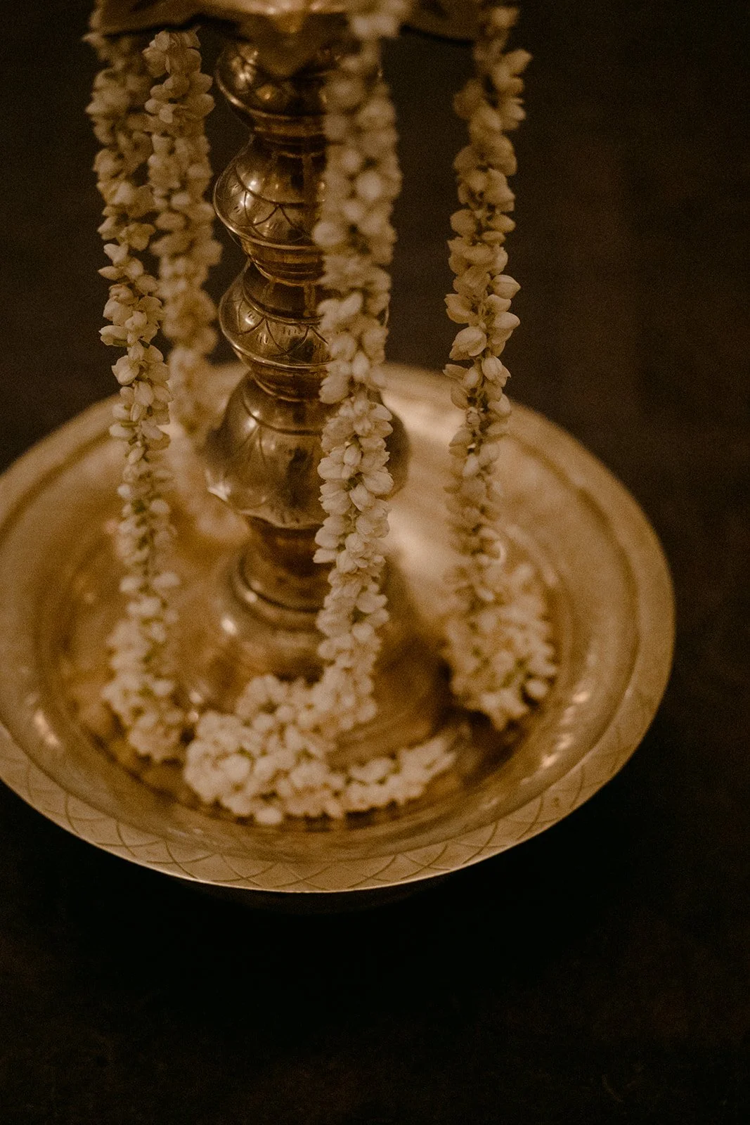 A collision of art and nature against an expansive garden and a timeless manor.

A romantic wedding that spills with elegance and style in its nuances of texture brought to life by sculptural blooms and candle light.

Venue - @graydonhallmanor
Event 