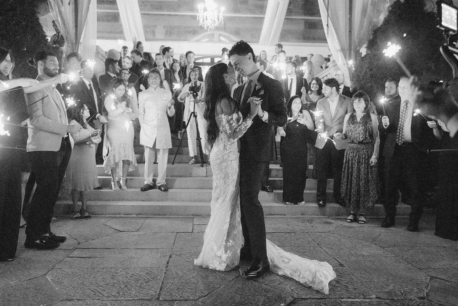 A collision of art and nature against an expansive garden and a timeless manor.

A romantic wedding that spills with elegance and style in its nuances of texture brought to life by sculptural blooms and candle light.

Venue - @graydonhallmanor
Event 