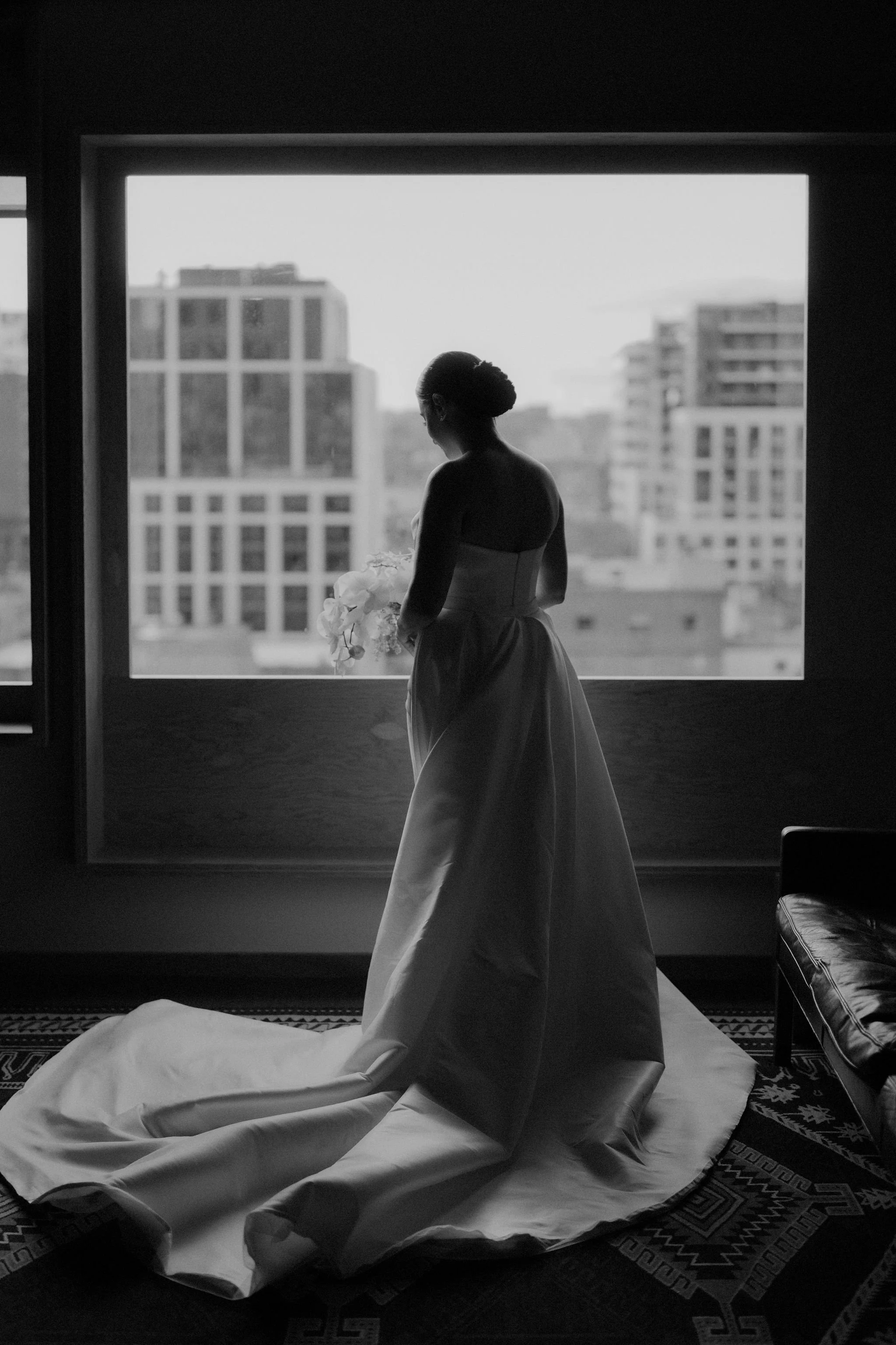 Samantha and Michael's wedding was a masterpiece of simplicity and grace. Every detail meticulously curated to embrace the beauty of minimalism. The venue exuded an airy elegance that perfectly captured the essence of their love story. From start to 