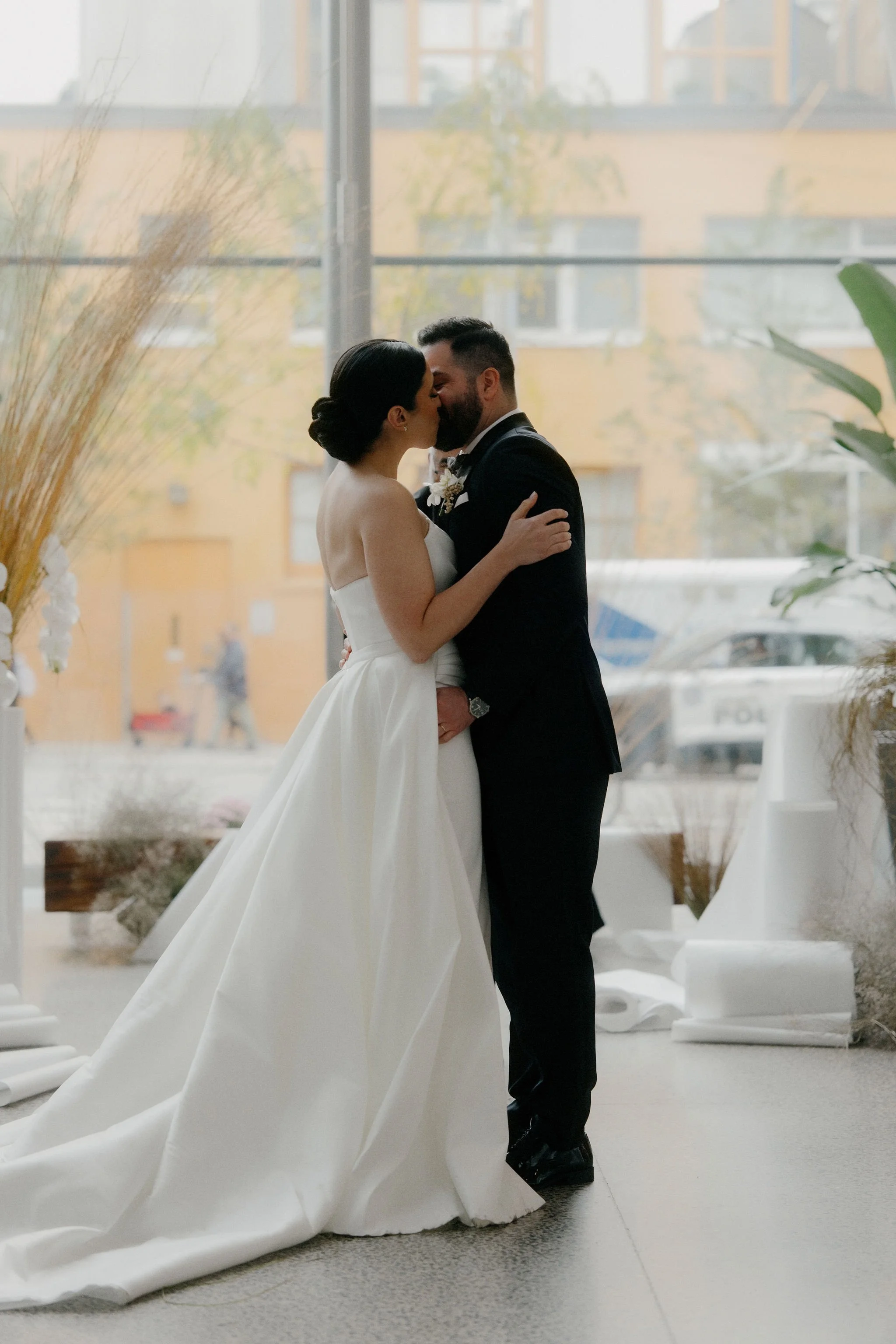 Samantha and Michael's wedding was a masterpiece of simplicity and grace. Every detail meticulously curated to embrace the beauty of minimalism. The venue exuded an airy elegance that perfectly captured the essence of their love story. From start to 