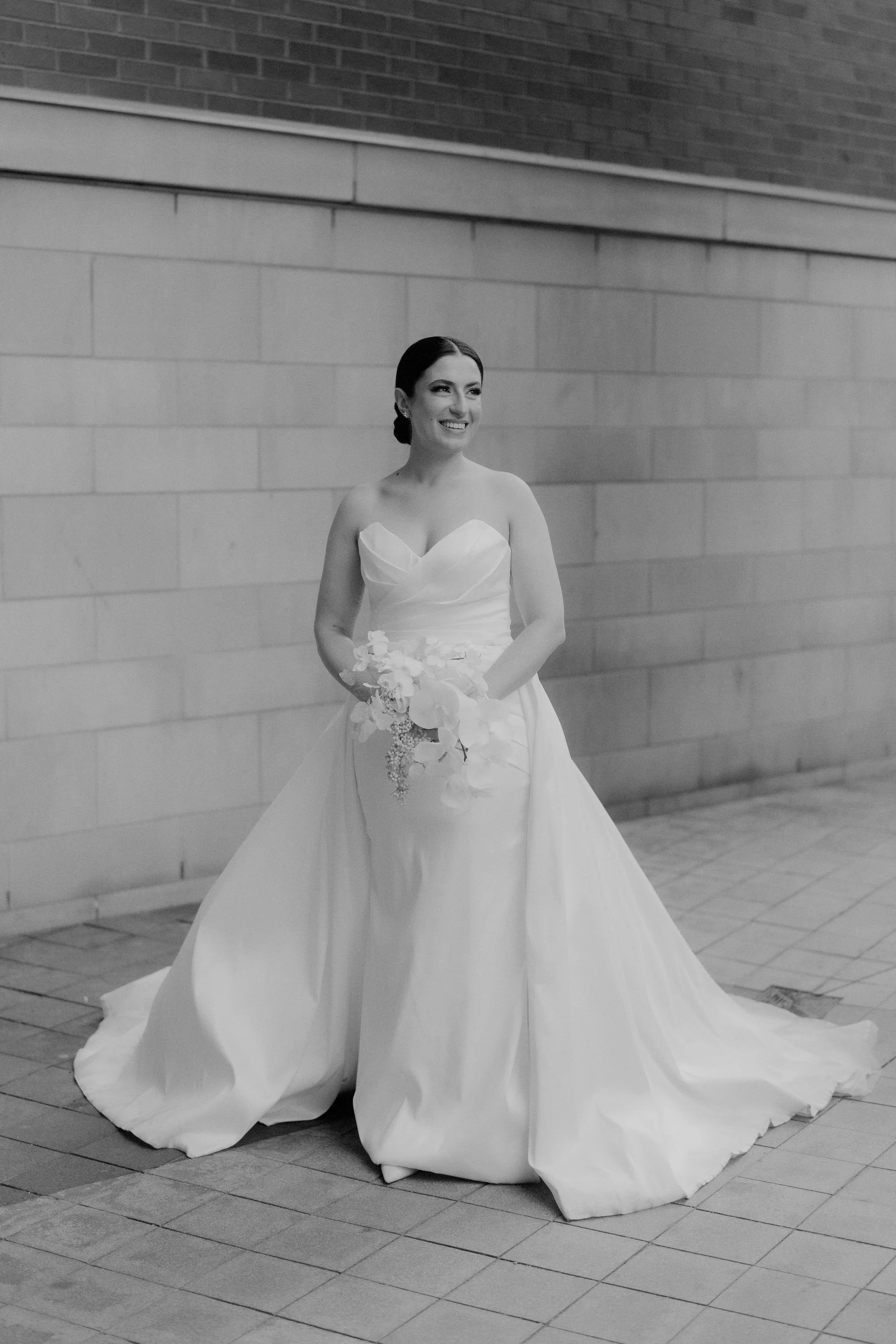 Samantha and Michael's wedding was a masterpiece of simplicity and grace. Every detail meticulously curated to embrace the beauty of minimalism. The venue exuded an airy elegance that perfectly captured the essence of their love story. From start to 