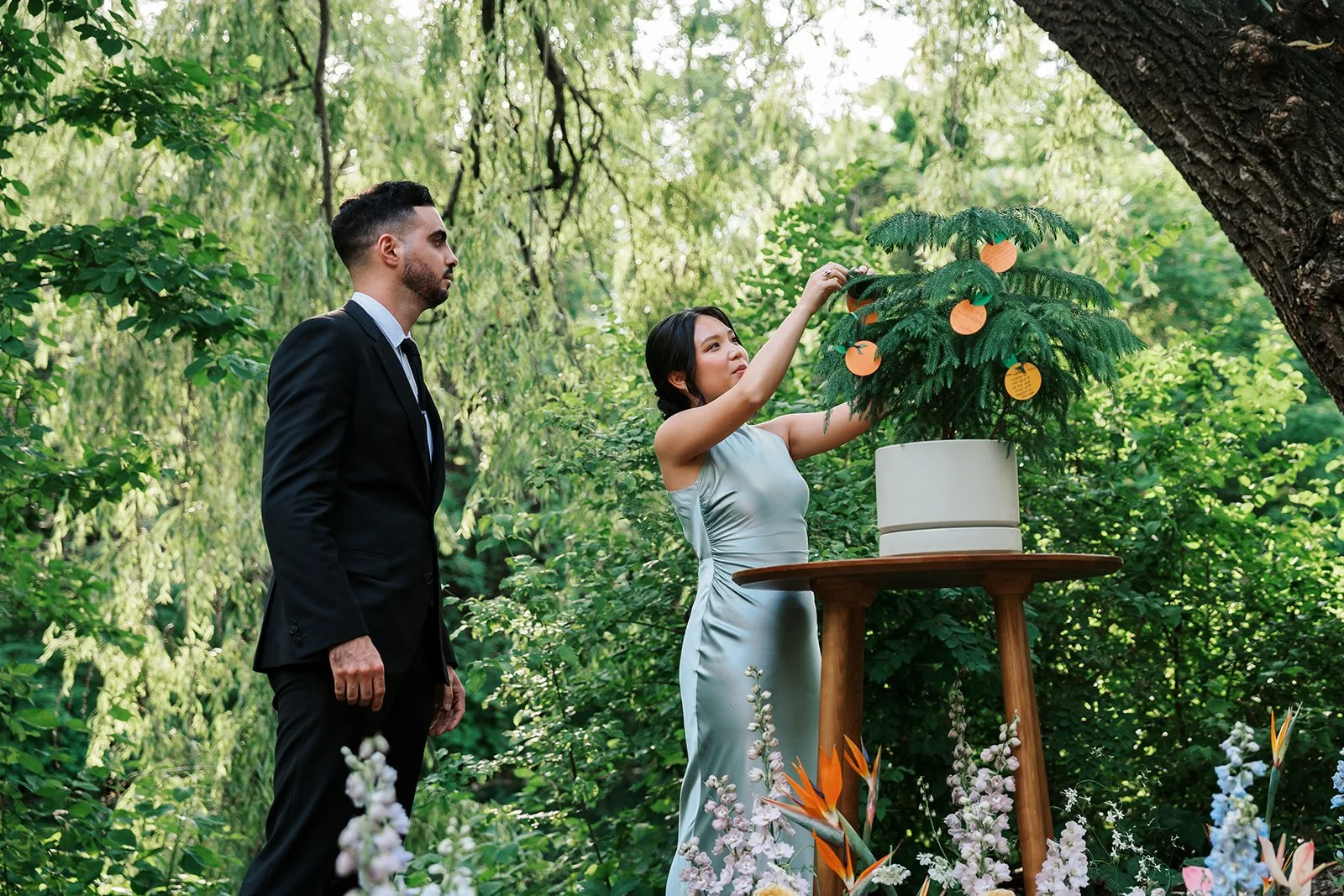 From high school best friends to a beautiful couple, Manqing and Maxime celebrated their love on June 23rd, 2024, at the breathtaking Pavillon de la Jamaique in Montreal. They reached out to us in August 2023 with a vision: a minimalist wedding with 