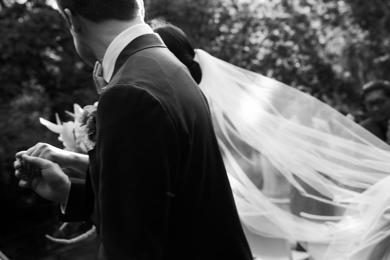 From high school best friends to a beautiful couple, Manqing and Maxime celebrated their love on June 23rd, 2024, at the breathtaking Pavillon de la Jamaique in Montreal. They reached out to us in August 2023 with a vision: a minimalist wedding with 