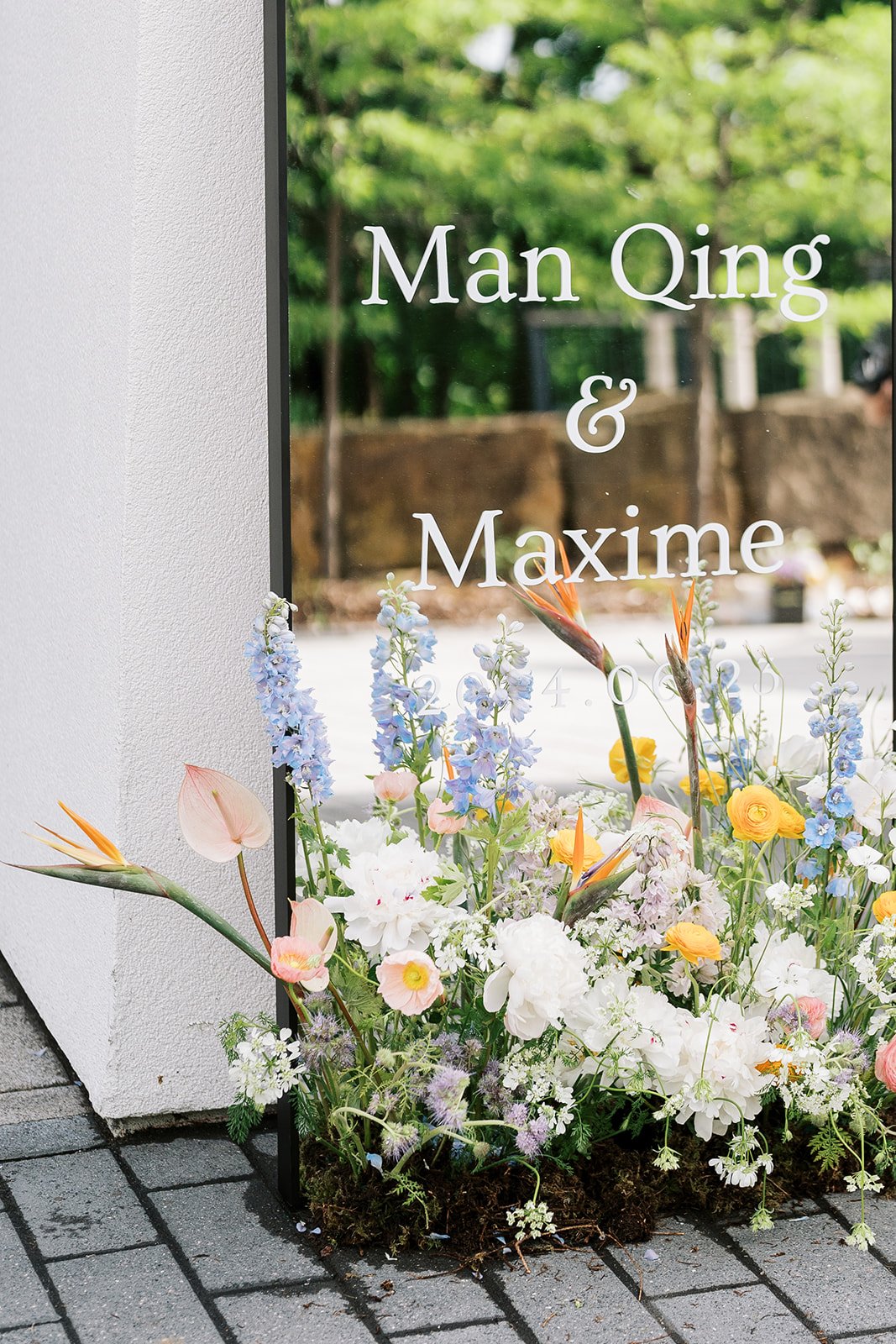 From high school best friends to a beautiful couple, Manqing and Maxime celebrated their love on June 23rd, 2024, at the breathtaking Pavillon de la Jamaique in Montreal. They reached out to us in August 2023 with a vision: a minimalist wedding with 