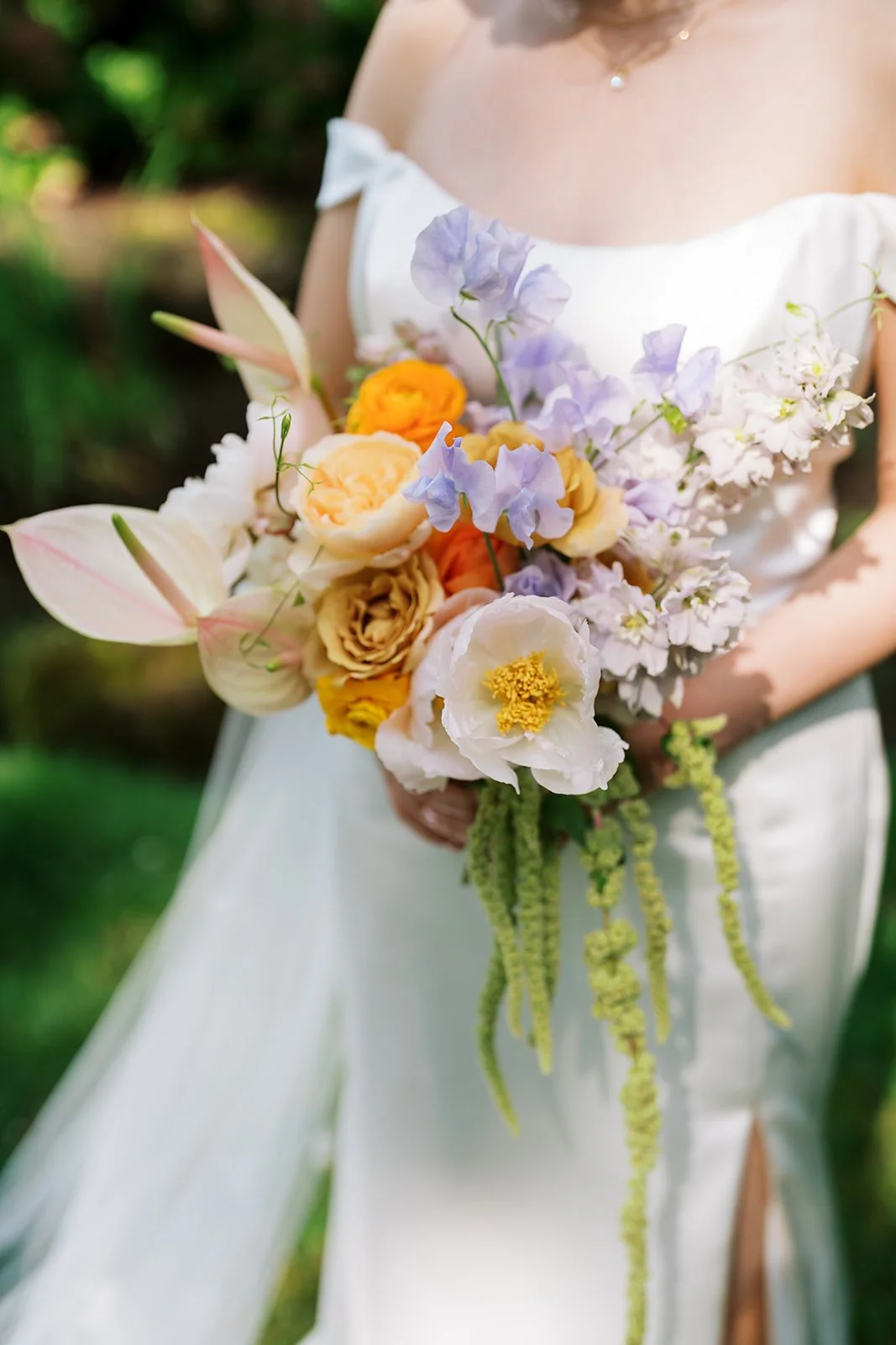 From high school best friends to a beautiful couple, Manqing and Maxime celebrated their love on June 23rd, 2024, at the breathtaking Pavillon de la Jamaique in Montreal. They reached out to us in August 2023 with a vision: a minimalist wedding with 