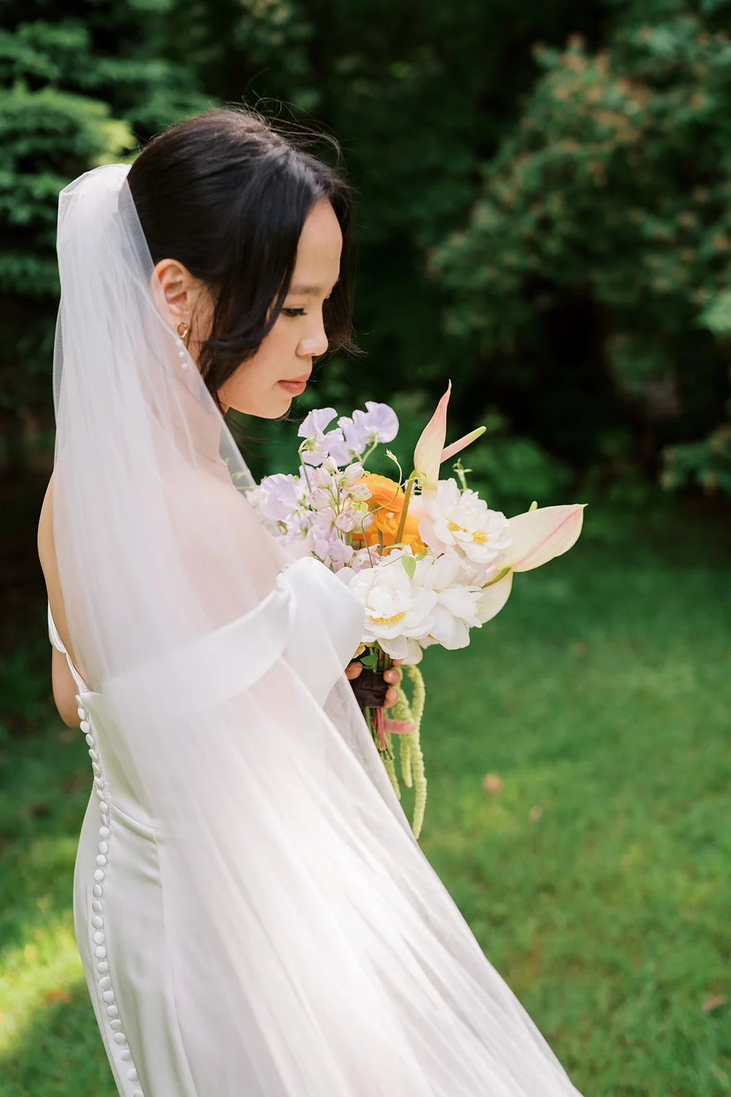 From high school best friends to a beautiful couple, Manqing and Maxime celebrated their love on June 23rd, 2024, at the breathtaking Pavillon de la Jamaique in Montreal. They reached out to us in August 2023 with a vision: a minimalist wedding with 
