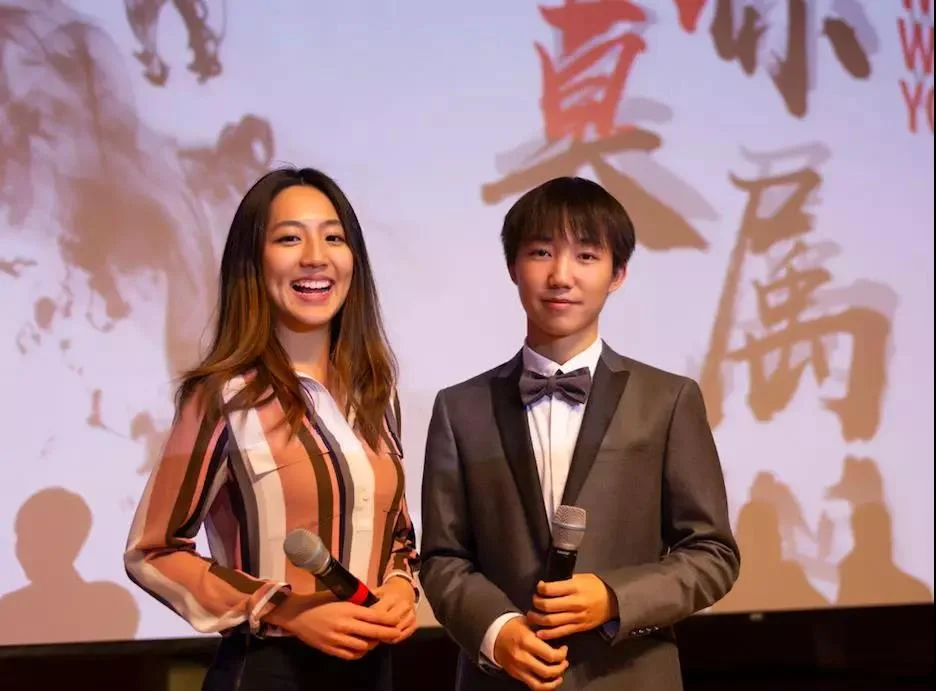 串场主持人梁爽和刘东博