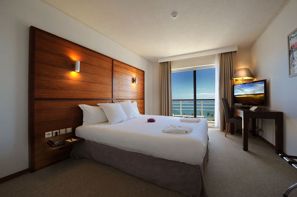 HILTON-NOUMEA-LA-PROMENADE-BEDROOM.jpg