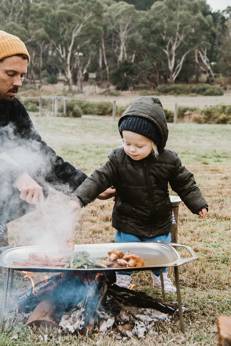 Mister-Weekender_Primus-Outdoor_How-to-cook-over-a-campfire_2.png