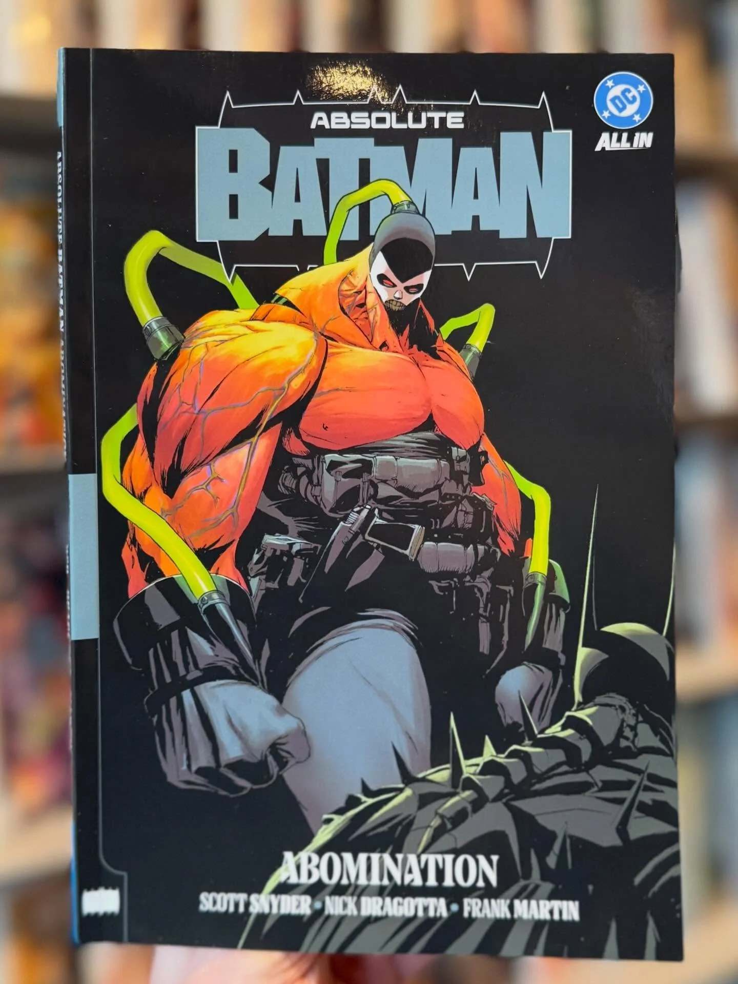 Absolute Batman Vol. 2 is available now at the shop &amp; our web-store - with restocks of Vol. 1 arriving just in time for you to get caught up on this ABSOLUTELY wild interpretation of The Dark Knight (see what I did there?)
🦇 
Batman confronts th