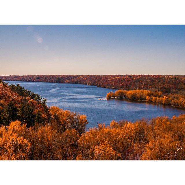 ＶＩＥＷＳ  ＯＶＥＲ  ＷＩ🍁
⠀⠀⠀⠀⠀⠀⠀⠀⠀
⠀⠀⠀⠀⠀⠀⠀⠀⠀
⠀⠀⠀⠀⠀⠀⠀⠀⠀
⠀⠀⠀⠀⠀⠀⠀⠀⠀
⠀⠀⠀⠀⠀⠀⠀⠀⠀
⠀⠀⠀⠀⠀⠀⠀⠀⠀
#tbt #throwbackthursday #landscape #landscapelovers #landscapephotography #mississippiriver #wisconsin #travelwi #discoverwisconsin #conquer_wi #midwestisbest #themidwestiv