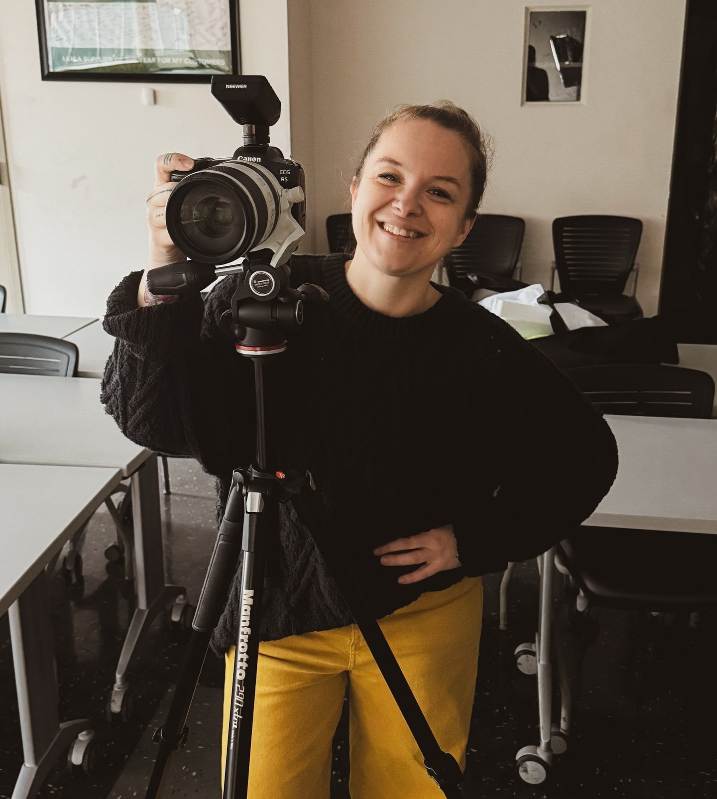 Has anyone else noticed how all the AI created headshots have the same expressions and backgrounds? Why not have your office hire me instead of AI?! 🙃 I would love to come set up my mobile studio, tell cheesy dad jokes for a couple hours and get gen