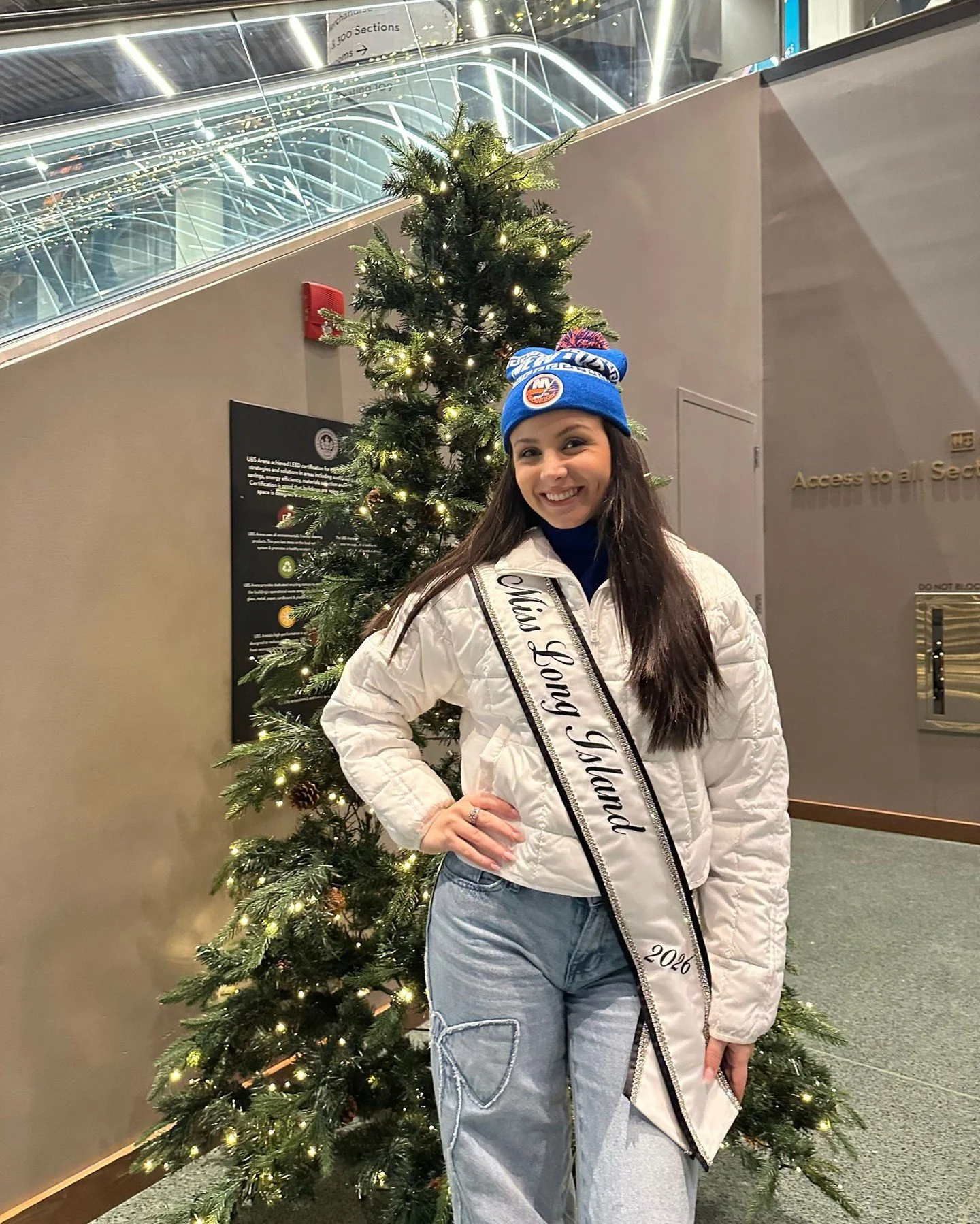 Geanna had the opportunity to attend a New York Islanders game during Greek Night and enjoyed celebrating her heritage while cheering on our home team with the Long Island community. 🏒👑