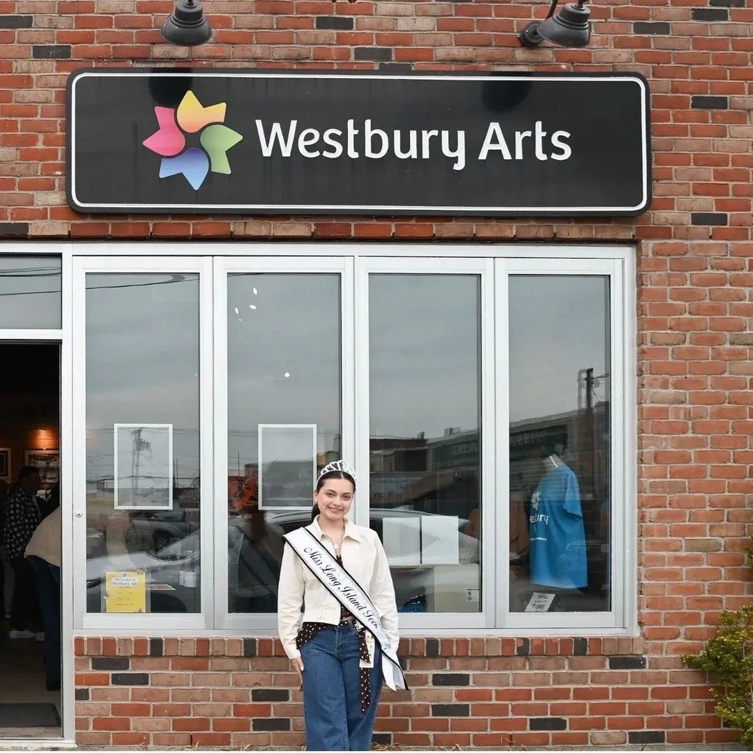 Miss Long Island Teen 2026, Shyla Silva had a wonderful evening attending the Westbury Arts Members Only Exhibit, where she had the opportunity to connect with talented local artists and learn more about the inspiration behind their work! 

Experienc