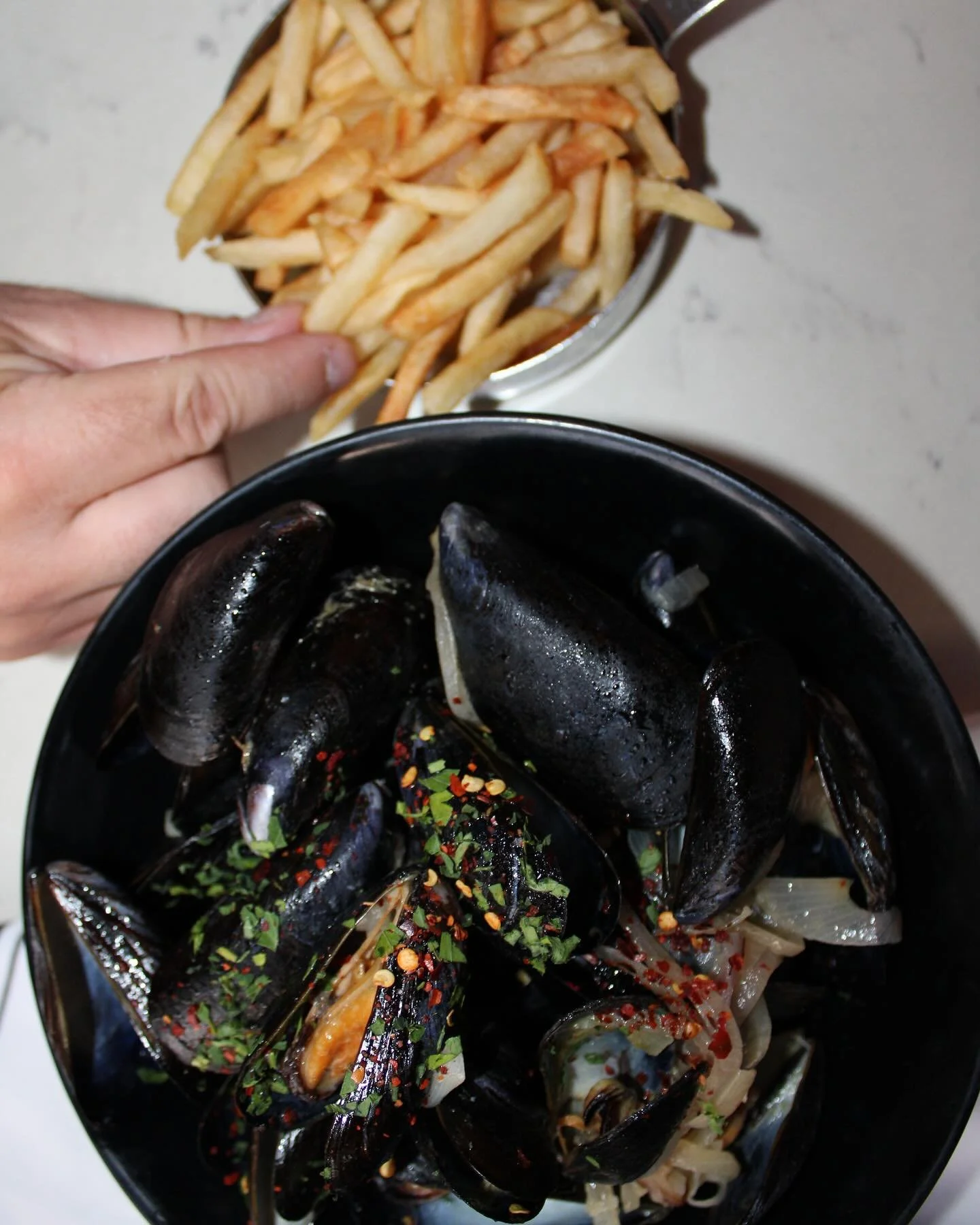 Moules ? ✔️
Frites ? ✔️
Sunny patio ? ✔️
All that&rsquo;s missing is you ! 🍽️☀️

#bostonchefs #moulesfrites #frenchvibe #summerinthecity #patio #bostonsouthend #foodie