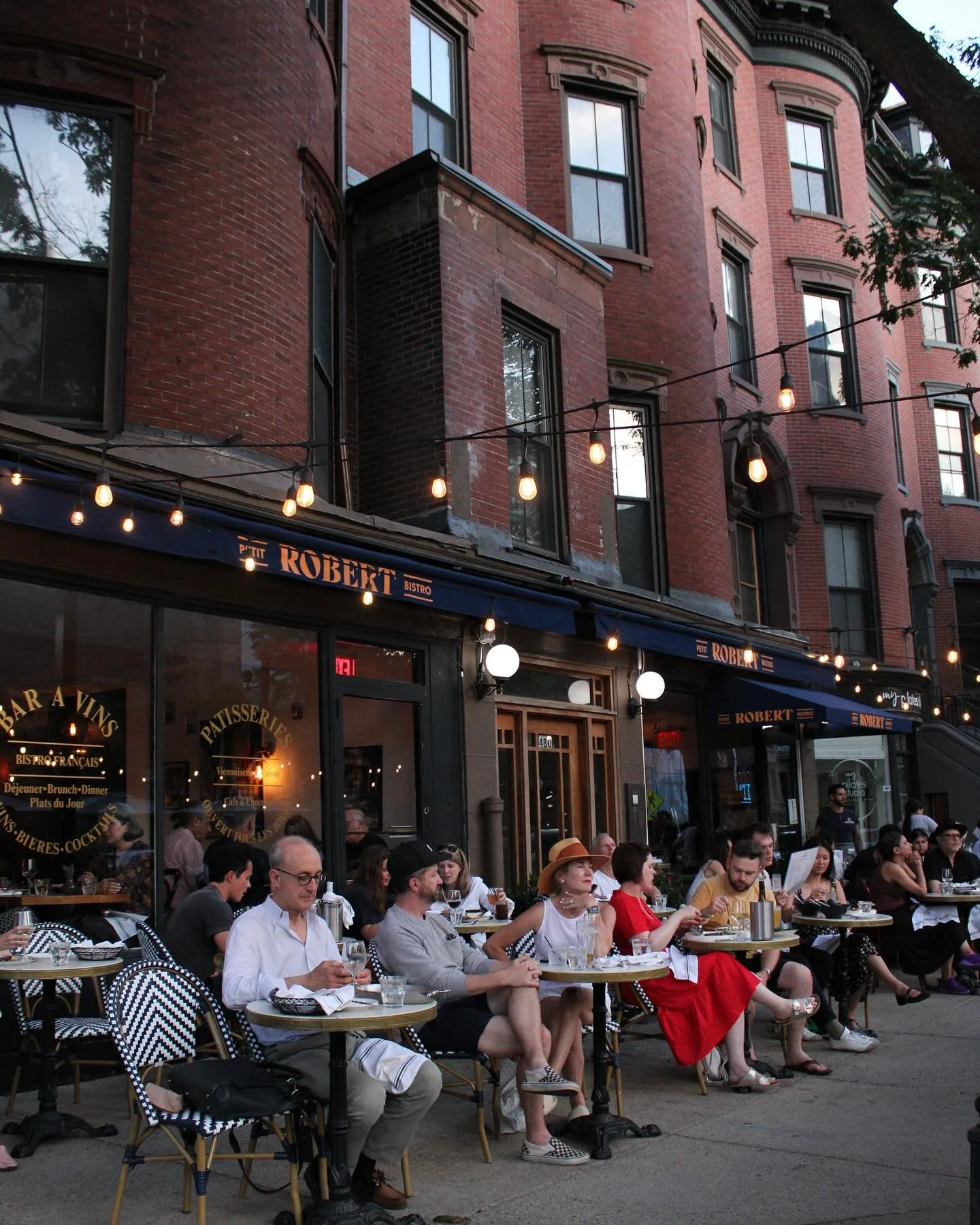 ✨Summer nights at Petit Robert Bistro ✨
📍Boston, but make it Paris by night ! 

#bostonbynight #patiovibes #frenchbistro #bostoneats #patioseason