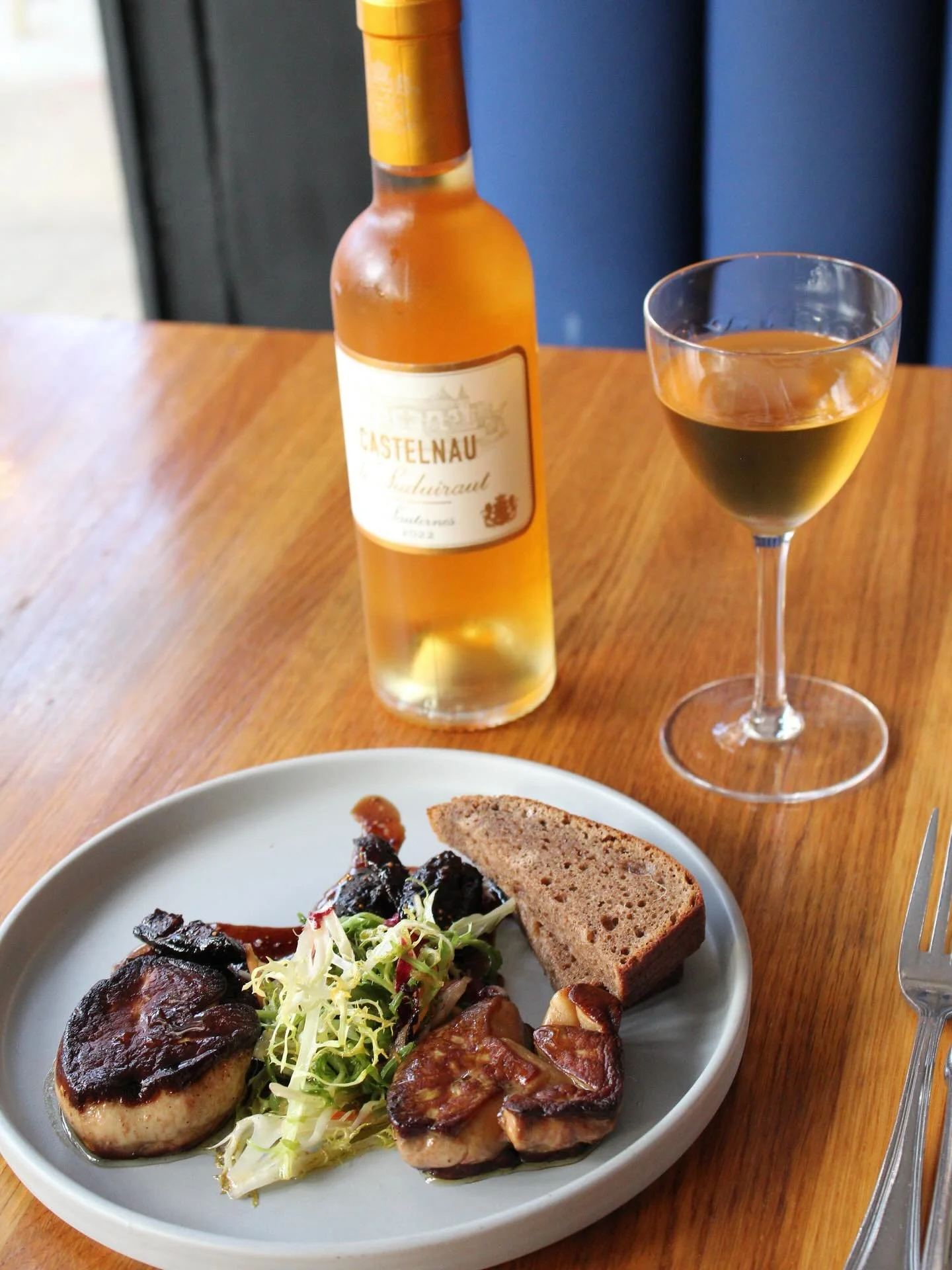 A true signature dish at Petit Robert Bistro : seared foie gras, a delicacy rarely found in Boston 🤩

📍 Petit Robert Bistro - #bostonsouthend 

#foiegras #bostonfoodie #foodgasm #bostoneats #frenchrestaurant #boston