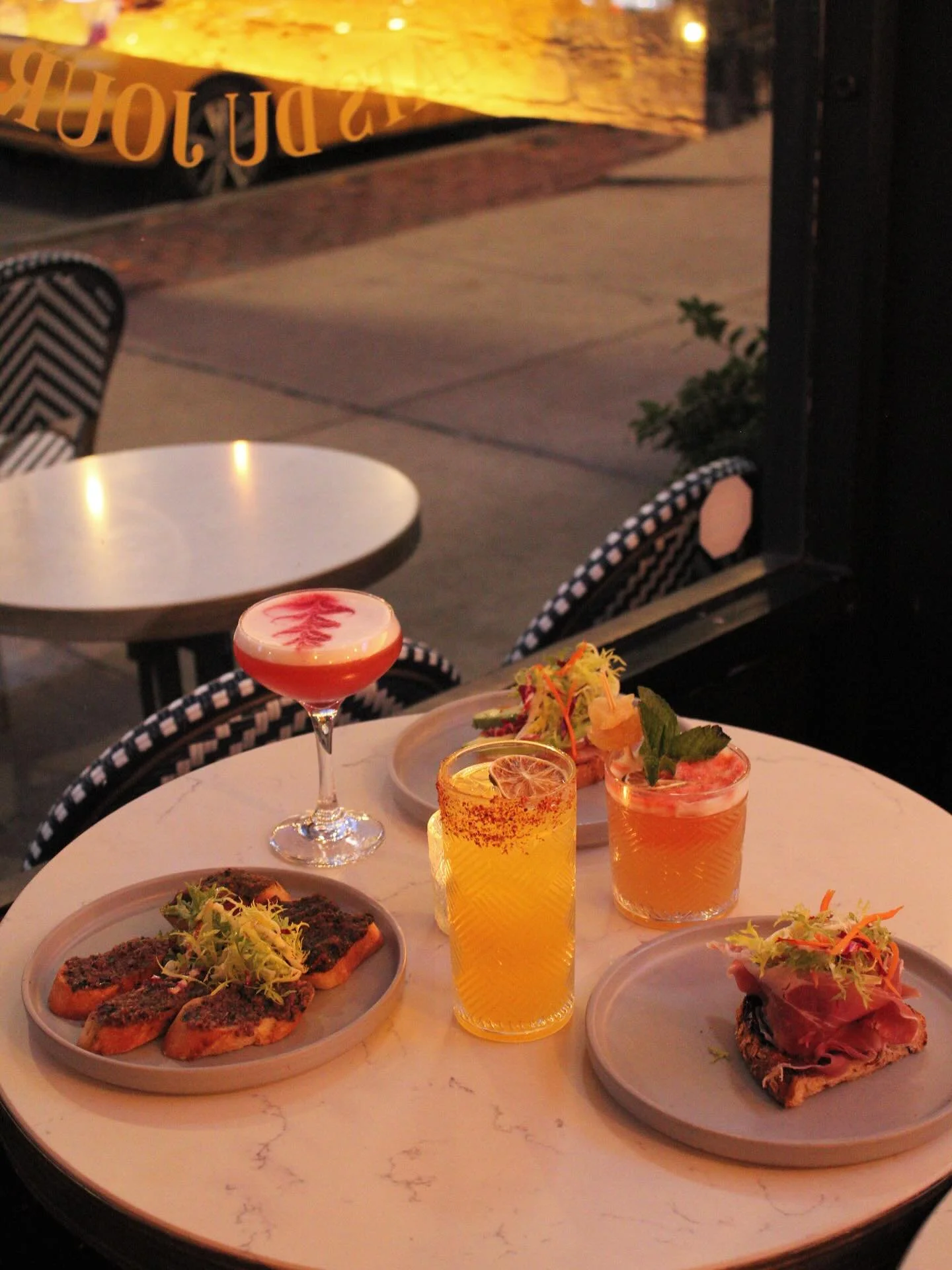 ✨ Golden hour, good vibes &amp; pretty drinks
The perfect rendezvous: Happy Hour at Petit Robert 🍷
Give in to the moment &mdash; this is where it all begins... 

#bostonsouthend #frenchbistro #happyhour #bostoncocktails