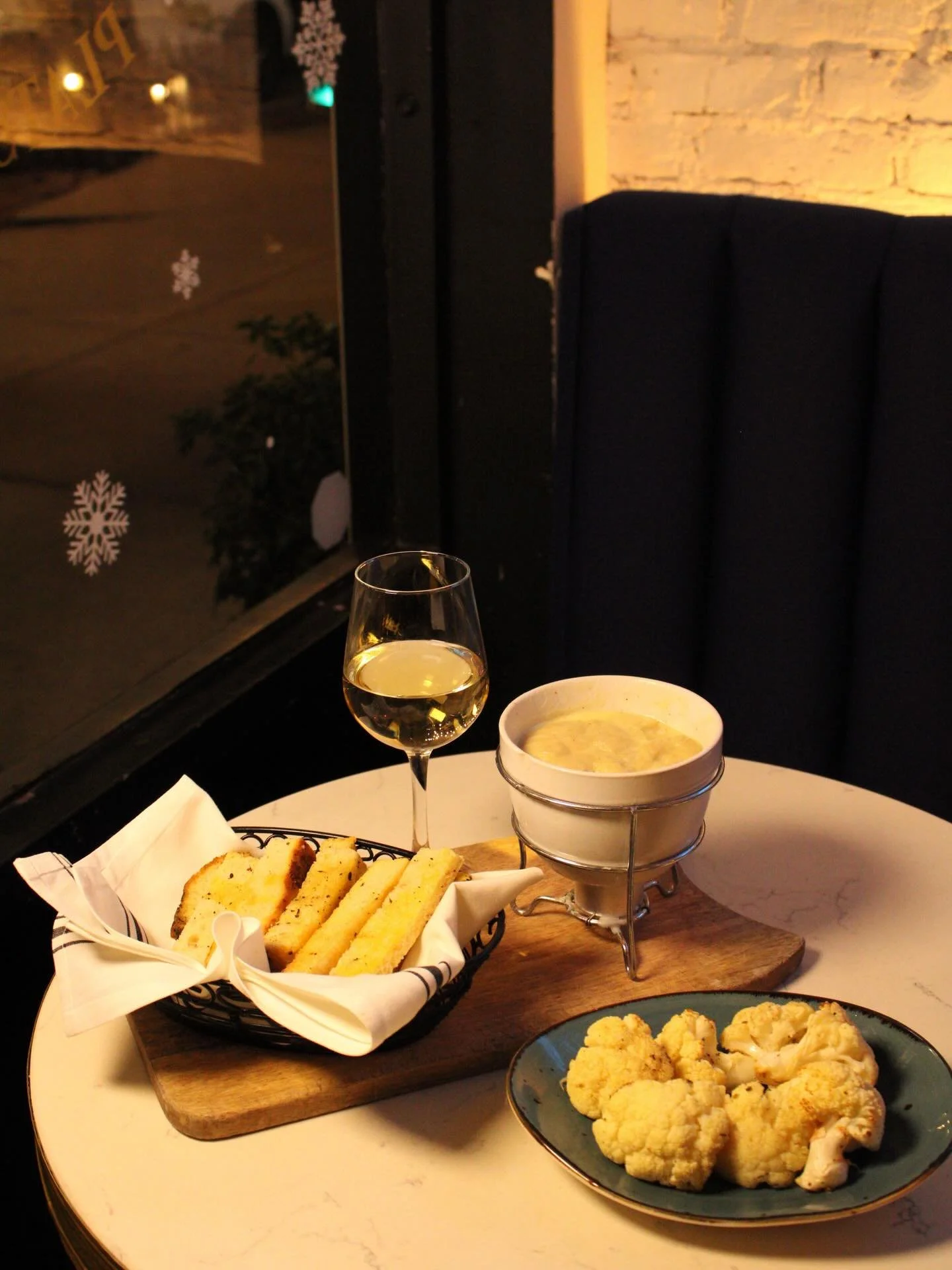 This December, Monday nights mean fondue at Petit Robert Bistrot!

To beat the cold, we&rsquo;re leaning into melted cheese and good vibes 😋

Gather your friends, your loved ones, or your coworkers and celebrate the season the cozy way.

✨ Reservati