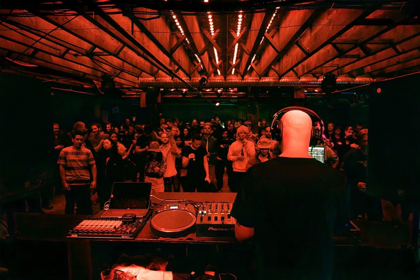 Great pic from a couple years ago, opening for OTT at village studios in Vancouver. 
OTT is such a huge inspiration of mine, it was an unbelievable privilege to open for such a legend! 
@ottsonic 🙌🙏

@villagestudioslife 
📸 - @marie_catafesta