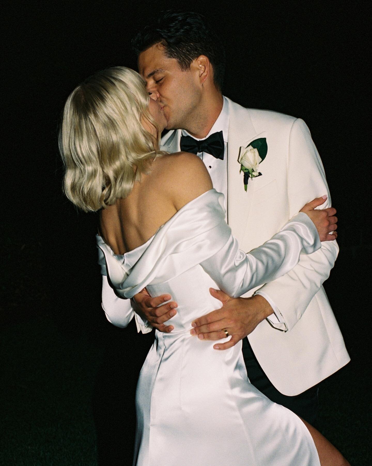 Emily and Jake on film 💫 

Photo @louloumemphis 
Video @josuefilms 
Dress @marianahardwick 
Venue @willow_and_stone_estate 
Makeup @isabellamakeupp 
Florals @loveliesbleedingflowers 
Hair @gorg.boutique 
Furniture &amp; styling @memphis_hire @tablea