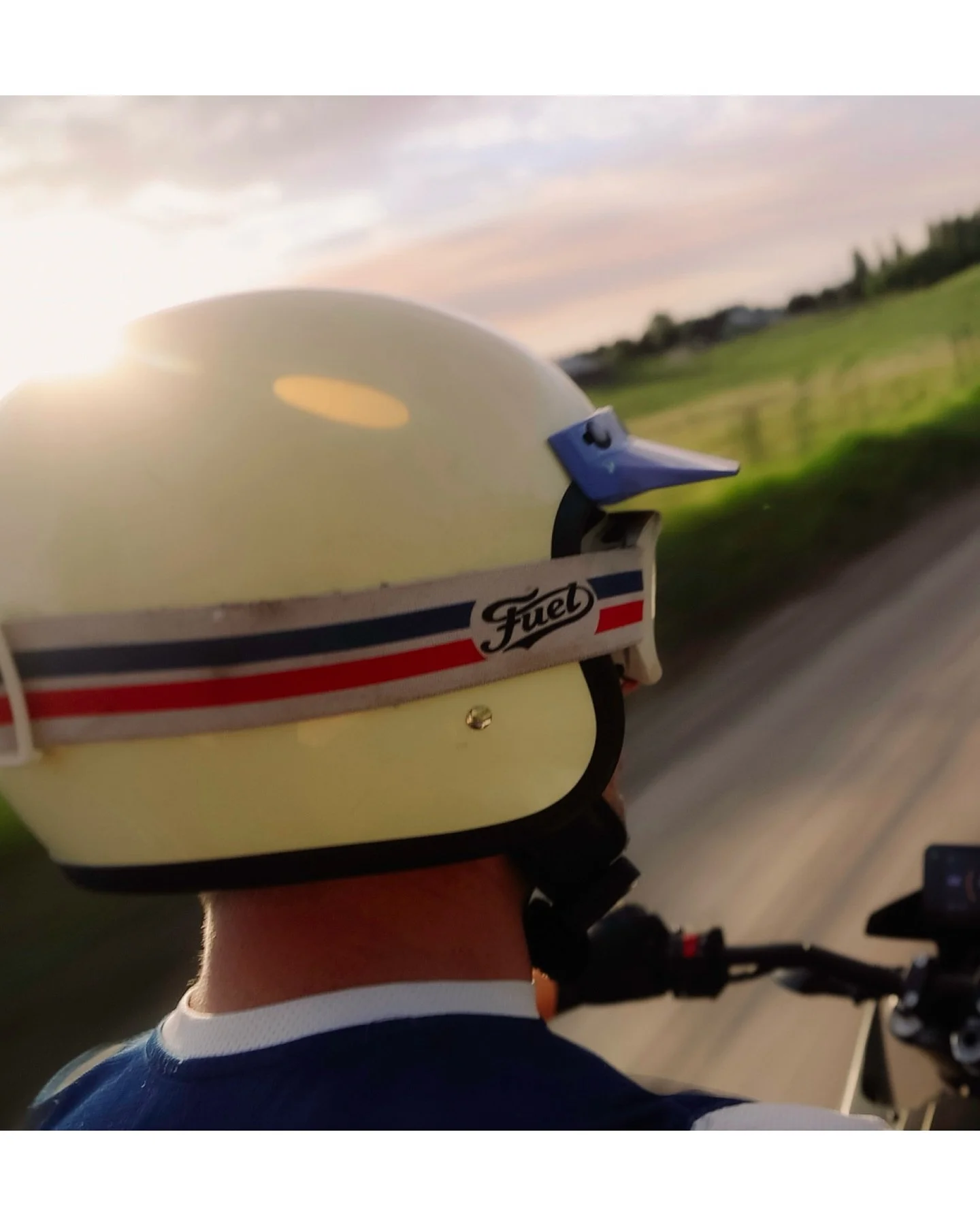 A couple grabs from a recent project with @isaacsjohnston ripping the @zeromotorcycles FX around Bigfork. Project is up on his YouTube channel for a fun watch. 

First shot was taken one handed over his shoulder as the passenger on the back. Good tim