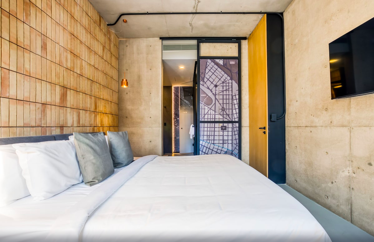 $2800 SOLO: King bedroom Apartment ($2300 per person if double occupancy)