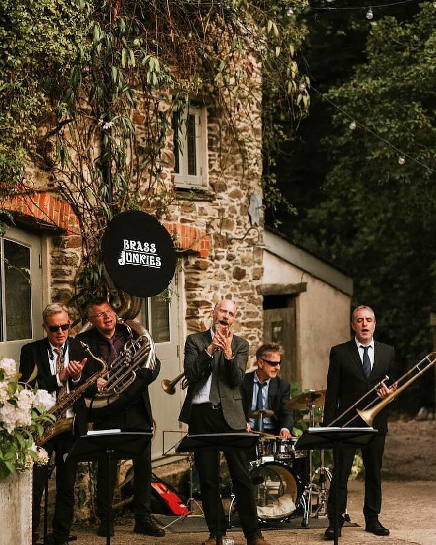Looking back on some lovely weddings this year including a summery reception at @nancarrowfarmwedding in #cornwall 
#brassjunkies #brassjunkiesbrassband #singingjunkies #nancarrowfarm #nancarrowfarmwedding #cornishwedding #trumpet #trombone #saxophon