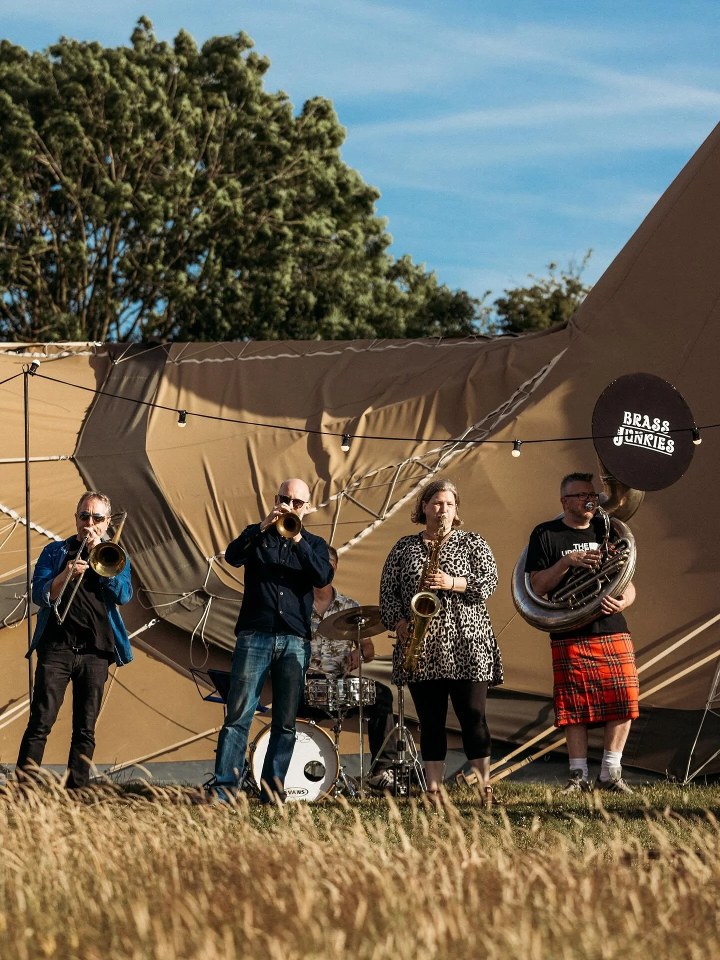 #brassjunkies at @pennard_hill_farm playing at their very nice #glastonburyfestival retreat! 
#trombone #trumpet #tenorsax #sousaphone #drumkit #acousticband #outdoorband #brassjunkiesbrassband #bandinafield #festivalband #pennardhillfarm #pennardhil