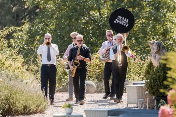 Brass Junkies on the move at @huntshamcourt for another surprise appearance on a very special wedding day for David and Catherine. 
📸 by @evolvephotodevon 
#brassjunkiesbrassband
#sousaphone
#huntshamcourtwedding
#devonlife 
#weddingbrassband