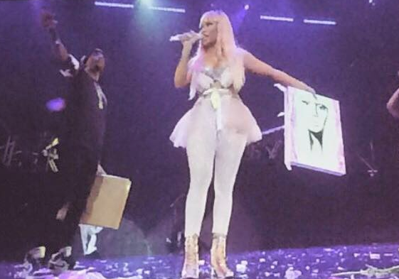 She kept the painting in her hand the whole time until she went off stage! You know that feeling where the noise around you goes all muffed? Yeh.. that.