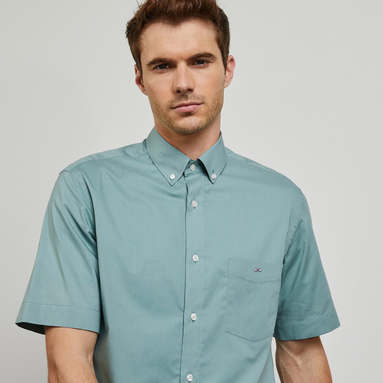 Close-up of model wearing Eden Park Short-Sleeve Shirt in Green