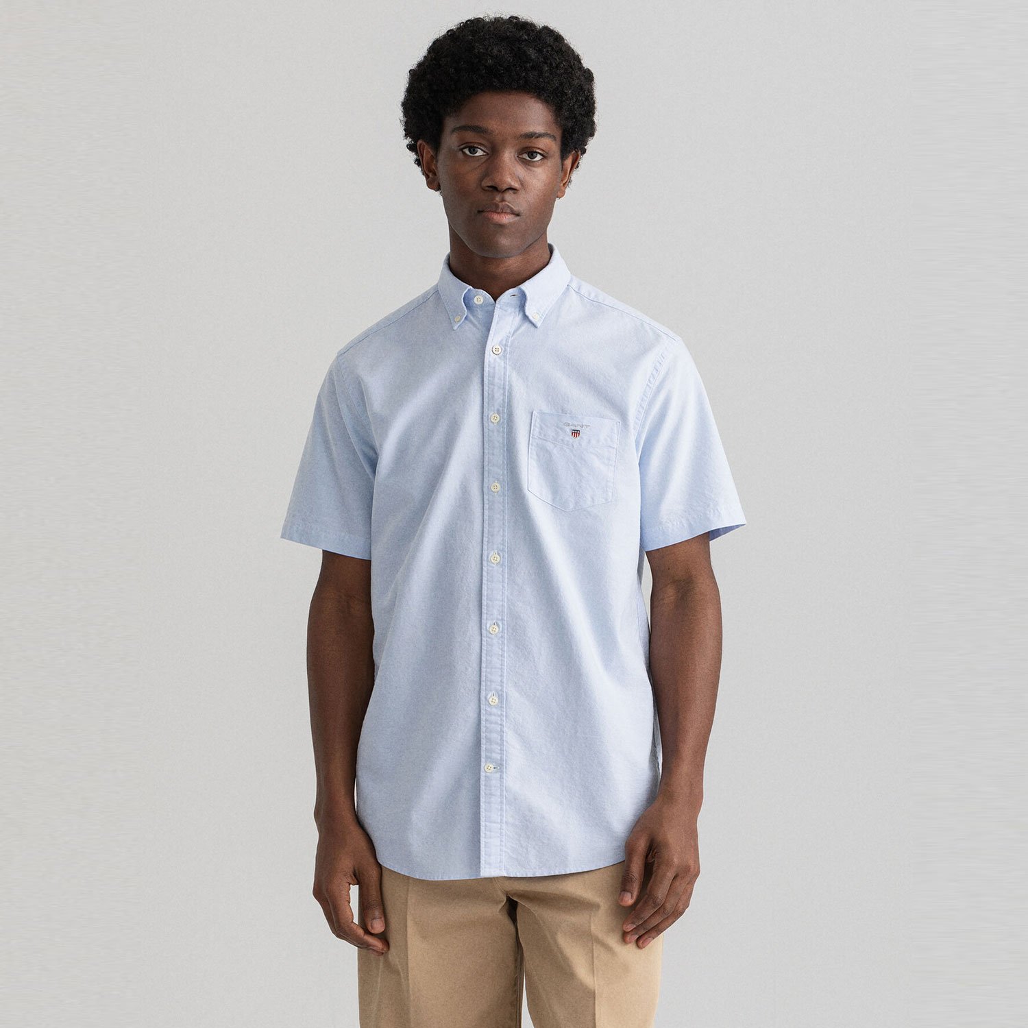 Model wearing GANT Regular-Fit Short-Sleeve Oxford Shirt in Light Blue