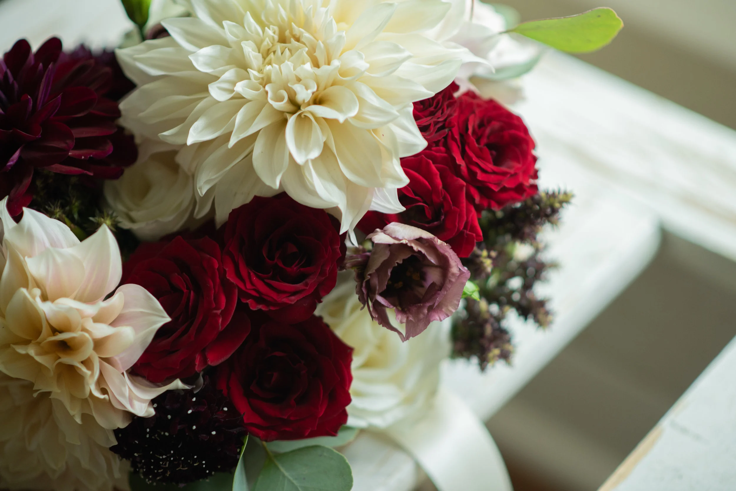 Knollwood Golf Club Wedding Photography with Soundslikeyellowphotography Belle Époque Floral Design
