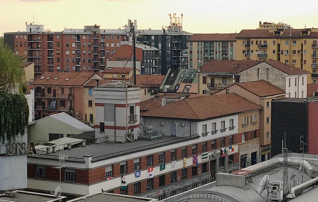 DANIELE_DESPERATI_MILANO_BANDIERE_LAMBRATE.jpg