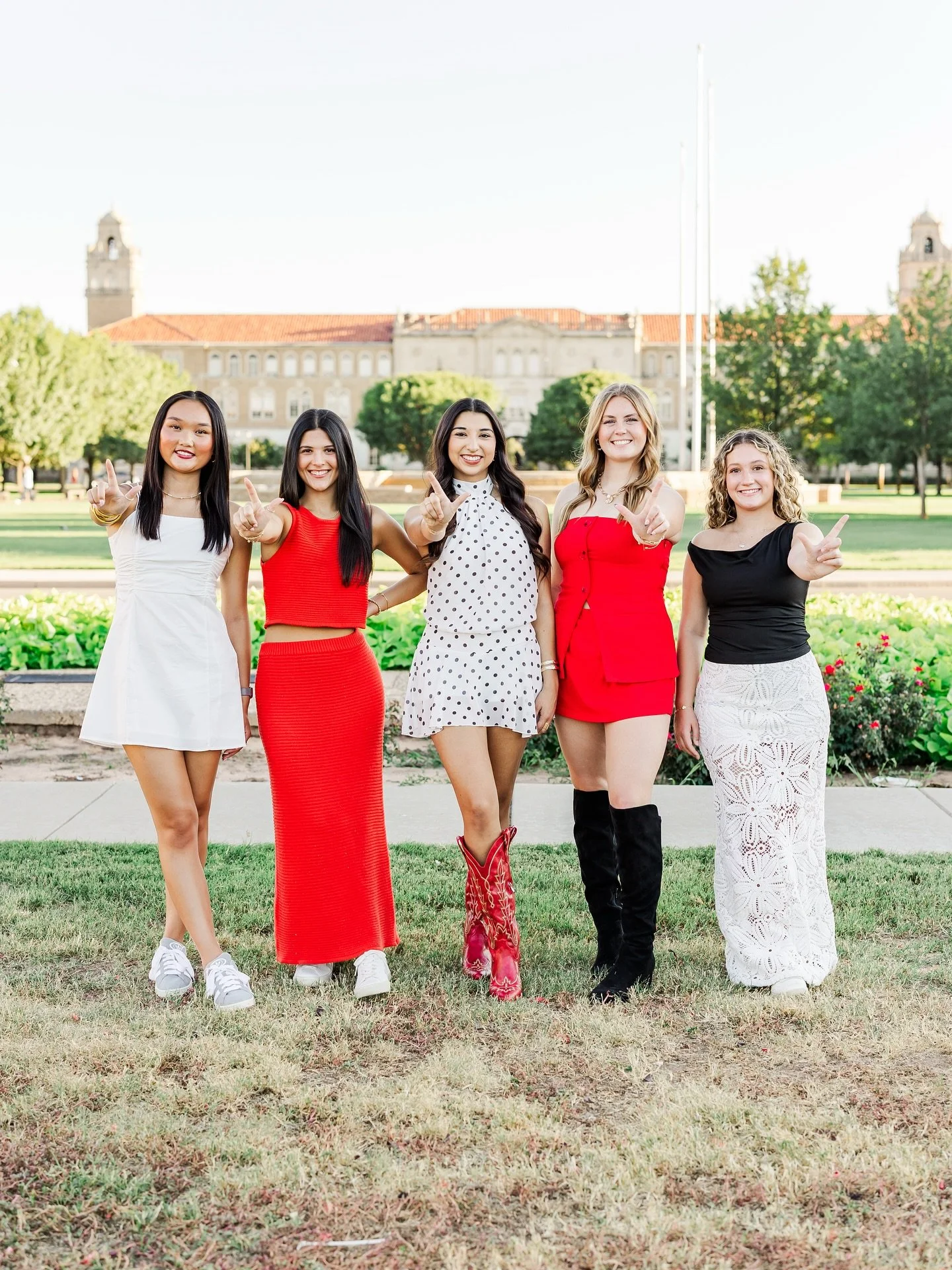 IT&rsquo;S GAME DAY!!!!! &hearts;️🖤&hearts;️

#lubbocktx #collegegameday #big12conference #texastech #lubbockseniorphotographer #lubbocksenior #bestfriend #friendsession #collegebesties #texastechphotographer #collegephotographer