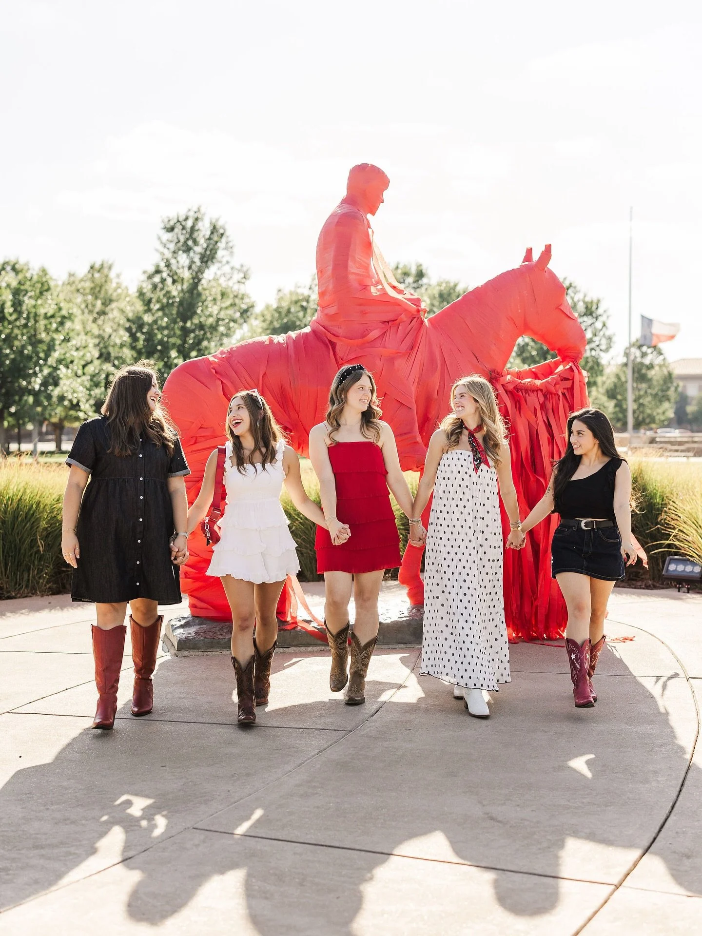 Last home game of the season! Let&rsquo;s Gooooo!! &hearts;️🖤&hearts;️

#lubbocktexas #texastech #big12conference #texastechfootball #lubbockseniorphotographer #lubbockphotographer #collegegameday #collegephotographer #lubbocksenior #lubbockgrad #co